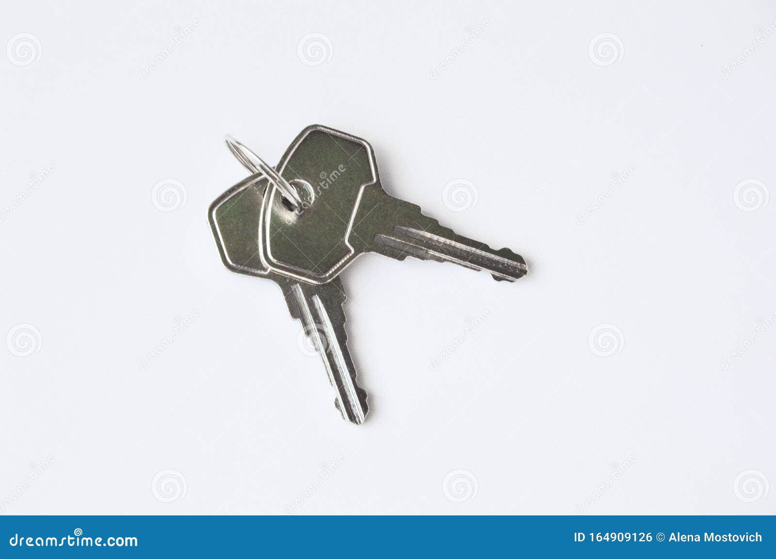 Два ключа два человека. Связка ключей фото. Дом два ключа. Ключи от квартиры без фона. Ключи от квартиры связка.