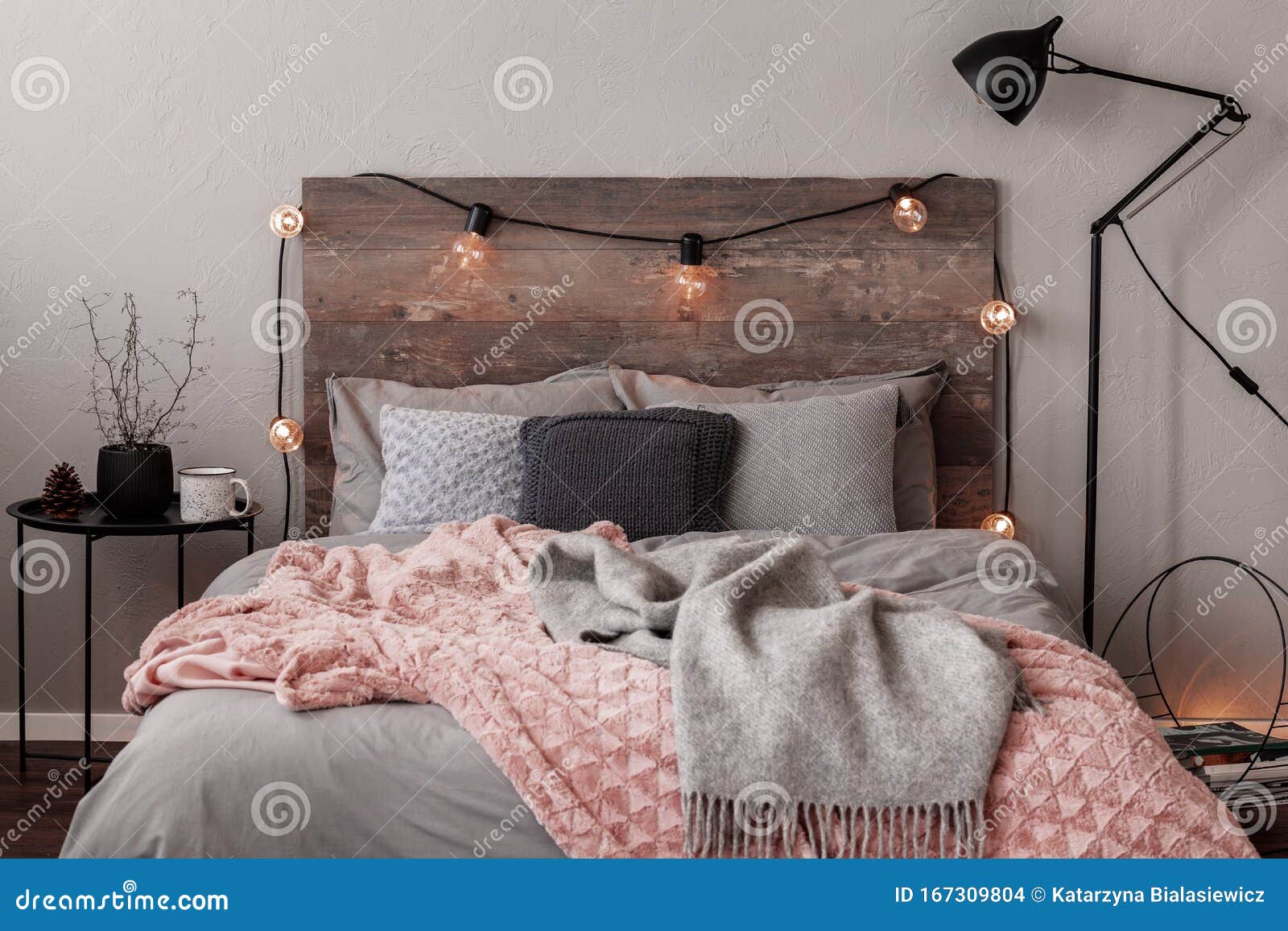 Серый и пастельное розовое одеяло в серых постельное белье фешенебельнойспальни Стоковое Фото - изображение насчитывающей плоско, шик: 167309804