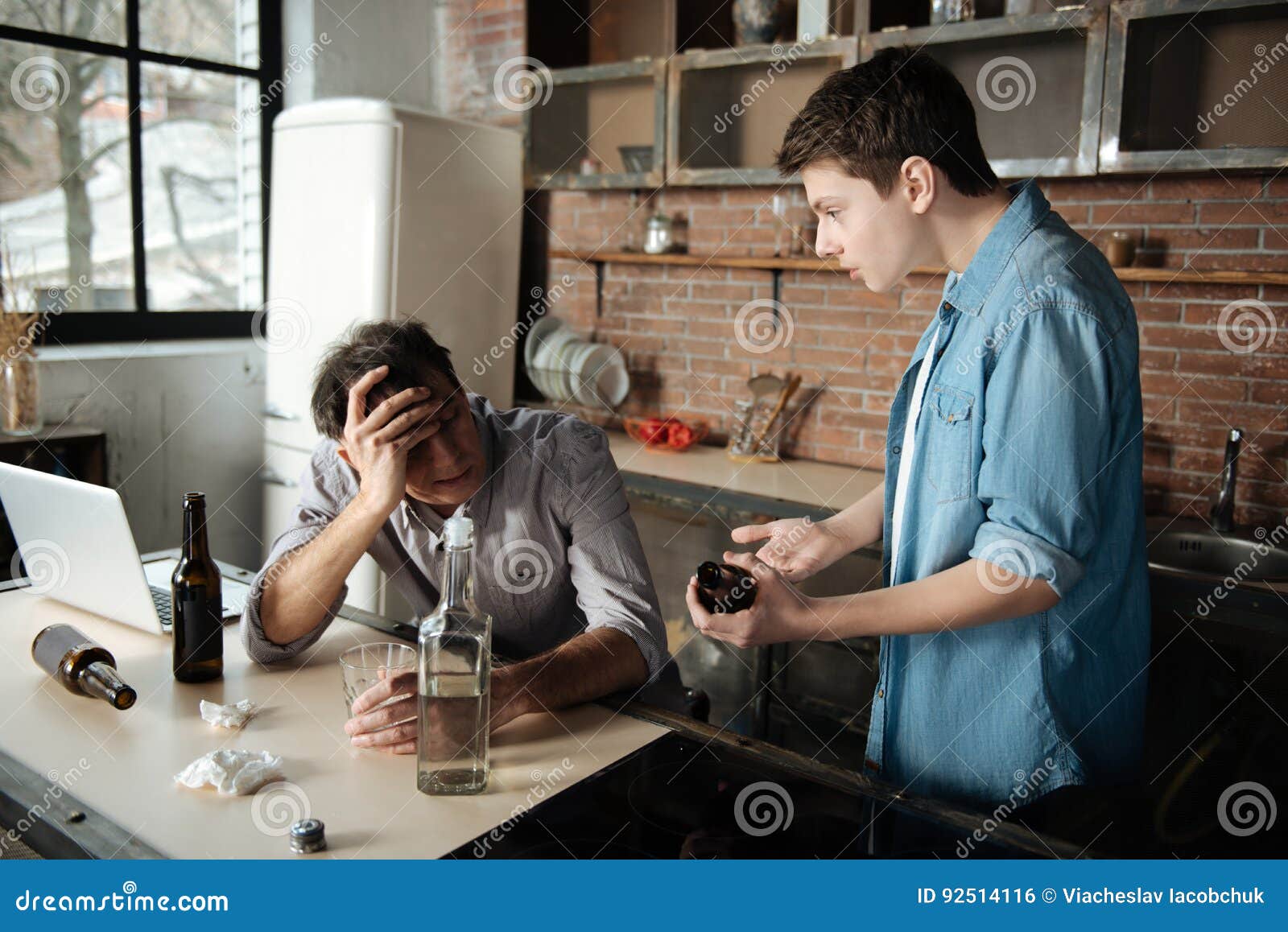 алкоголизм в семье. дети в семье алкоголиков. семья алкоголиков. живу с пьющими родителями. дети в семье алкоголиков.