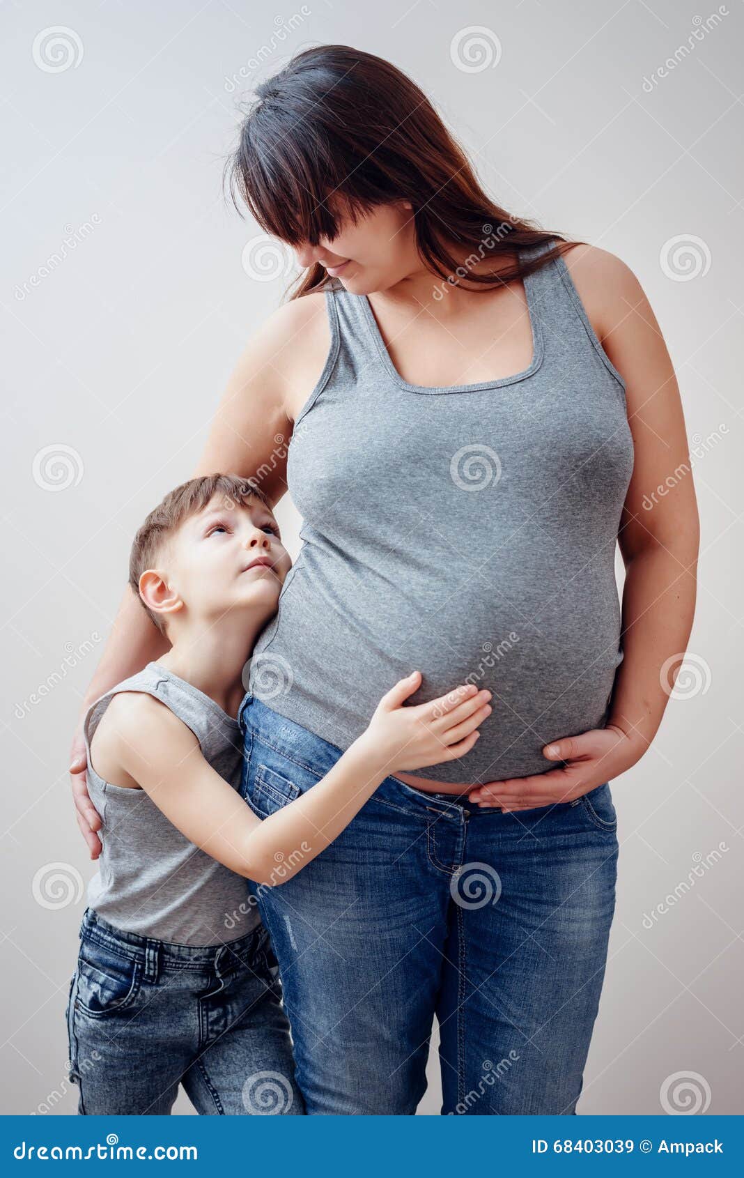 Где мальчик беременный. Pregnant boy беременный мальчик. Живот матерей беременности мальчика.