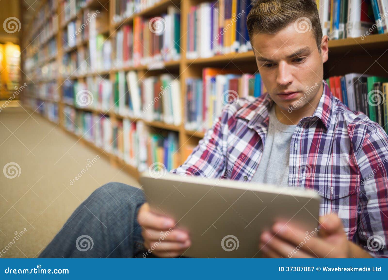 молодой студент. студент без лица. молодой парень студент. красивый студент. молодой студент.