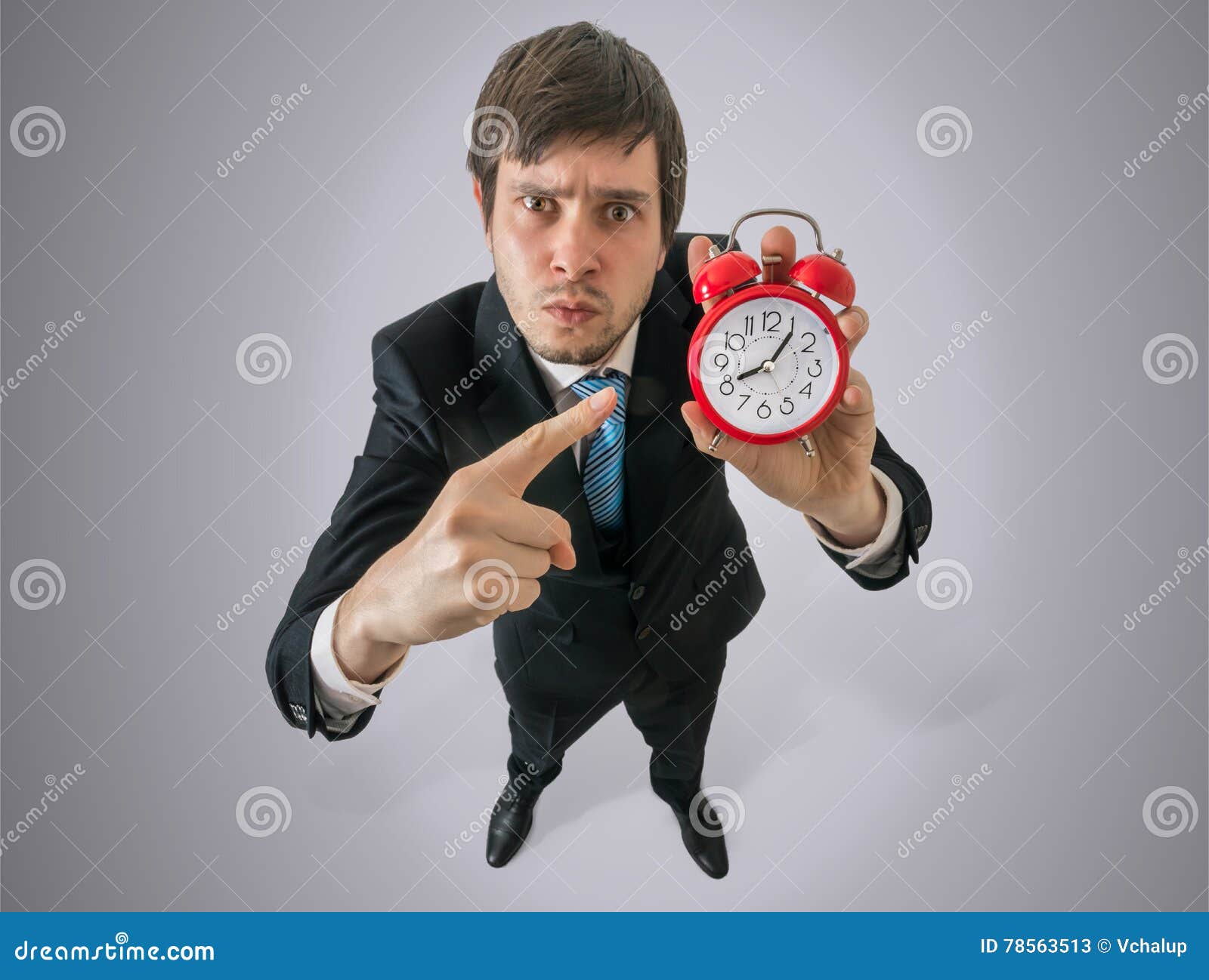 Постоянно смотрю на часы. Человек показывает на часы. Человек указывает на часы. Мужчина указывает на часы. Чел показывает на часы.