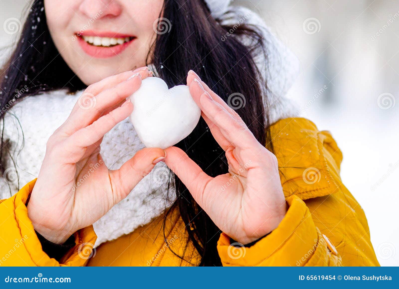 Получи снежок. Девушка со снегом в руках. Девочка со снегом в руках. Снег в руках. Девочка зимой в руке.