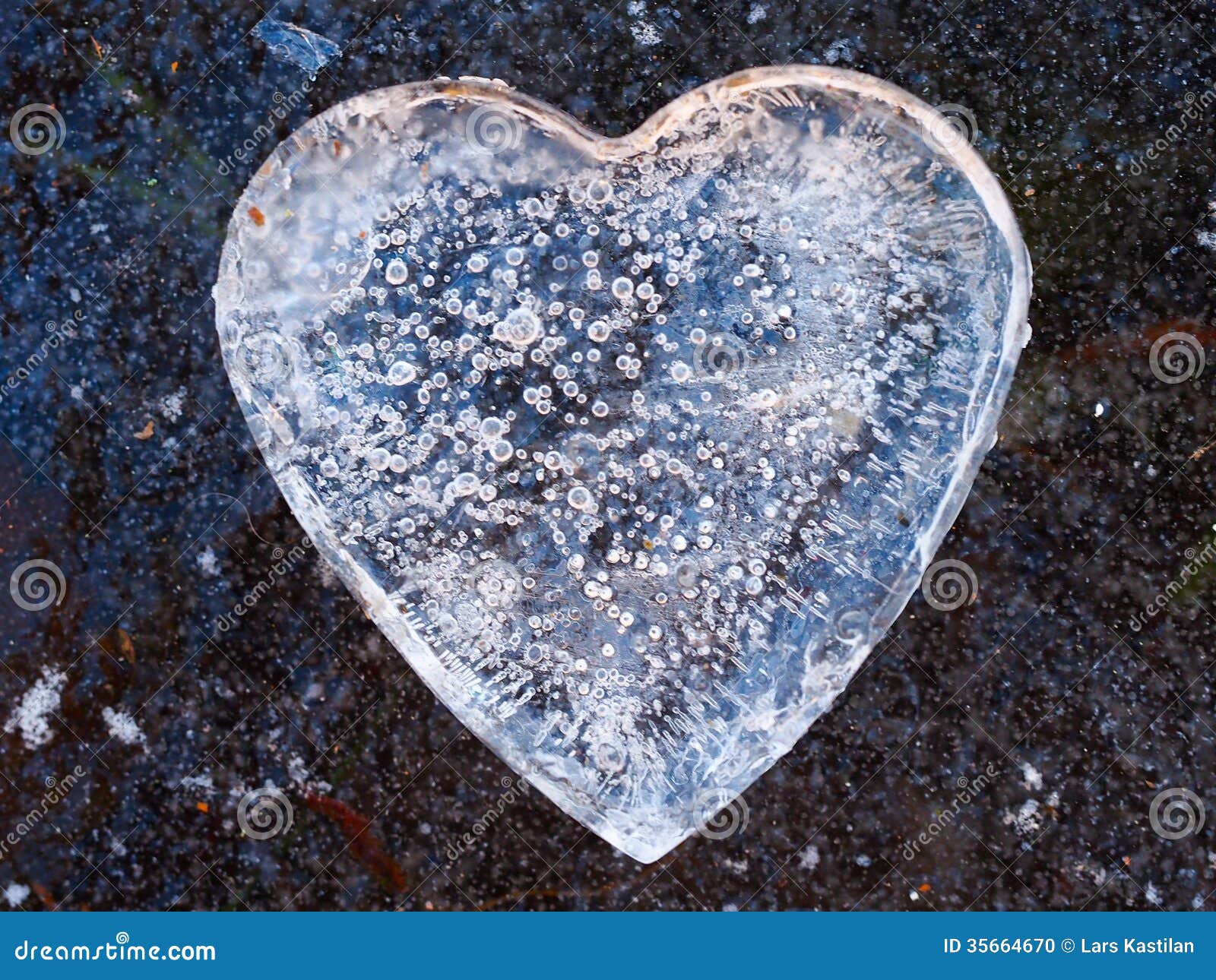 В тепле сердце в льдах. Сердце из льда. Сердце изо льда. Сердце во льду. Сердце во льду картинки.