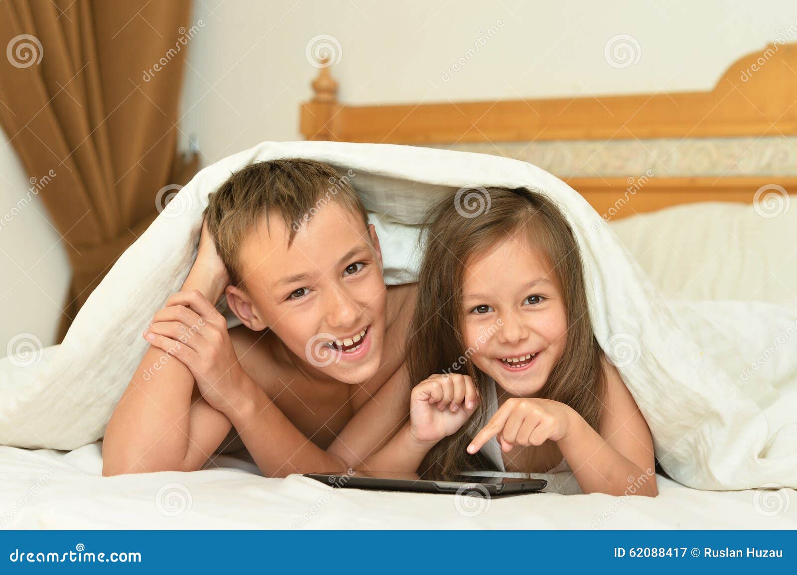Баня брат сестра рассказы. Брат с сестрой играются на кровати. Брат с сестрой занимаются этим на кровати. Ноутбук у которого сестра и брат. Брат сел рядом с сестрой на кровать.