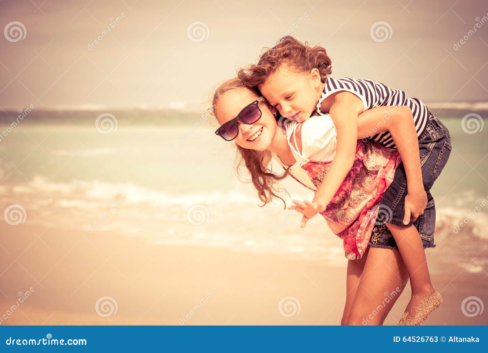 Sister and brother playing. Брат и сестренка на пляже. Старшая и младшая сестра на пляже. Фотосессии брат и сестра на пляже. Фотосессия брат с сестрой детками на море.