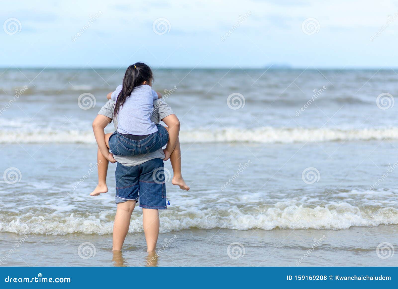 Riding sister. Кататься на спине. Катать на спине. Несет на спине. Катание на спинке.