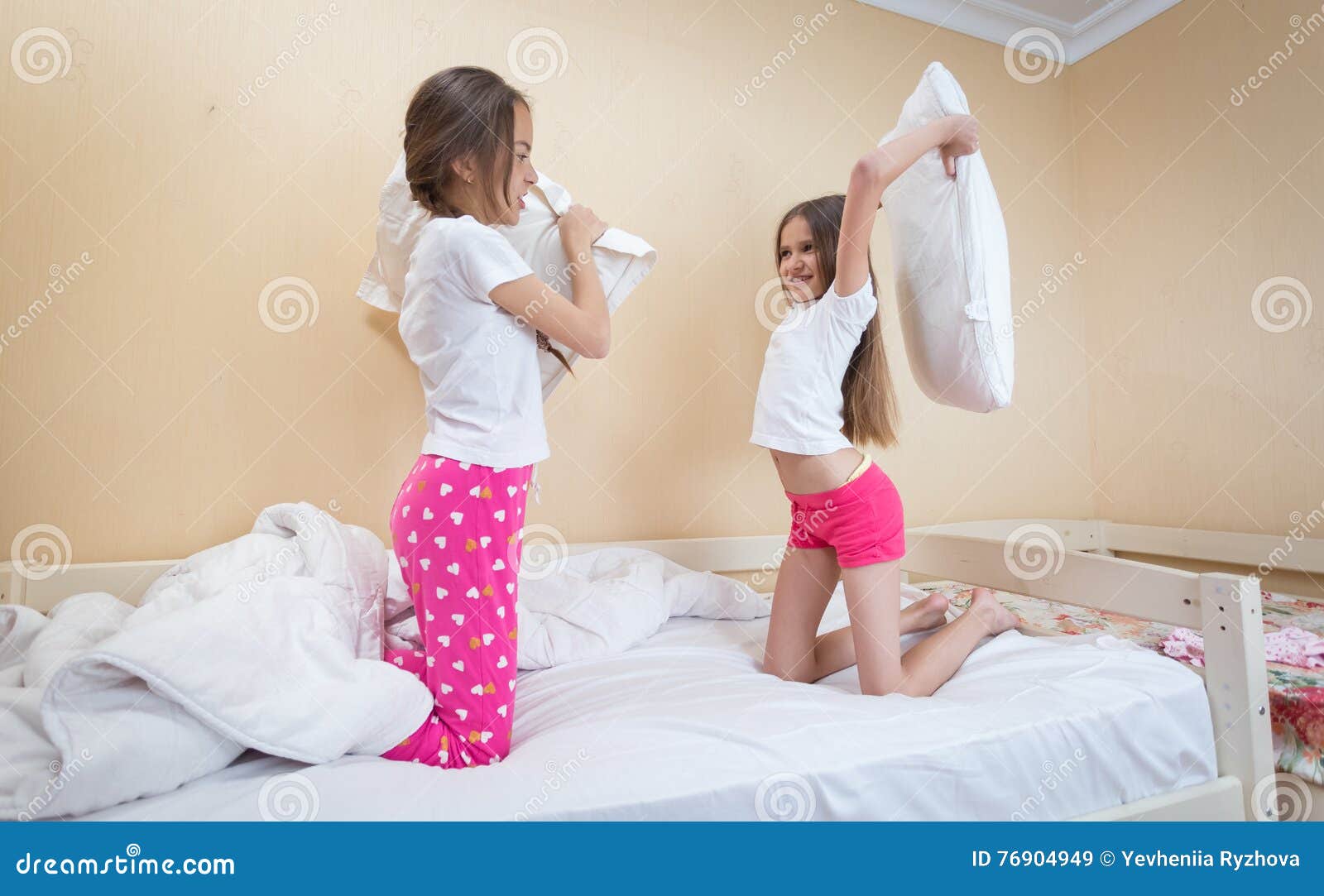 Сестры в пижамах кровать. Пижама для подростка девочки. Сестра в пижаме. Кровать для девочки 12 лет. Брат пришел к сестре в постель