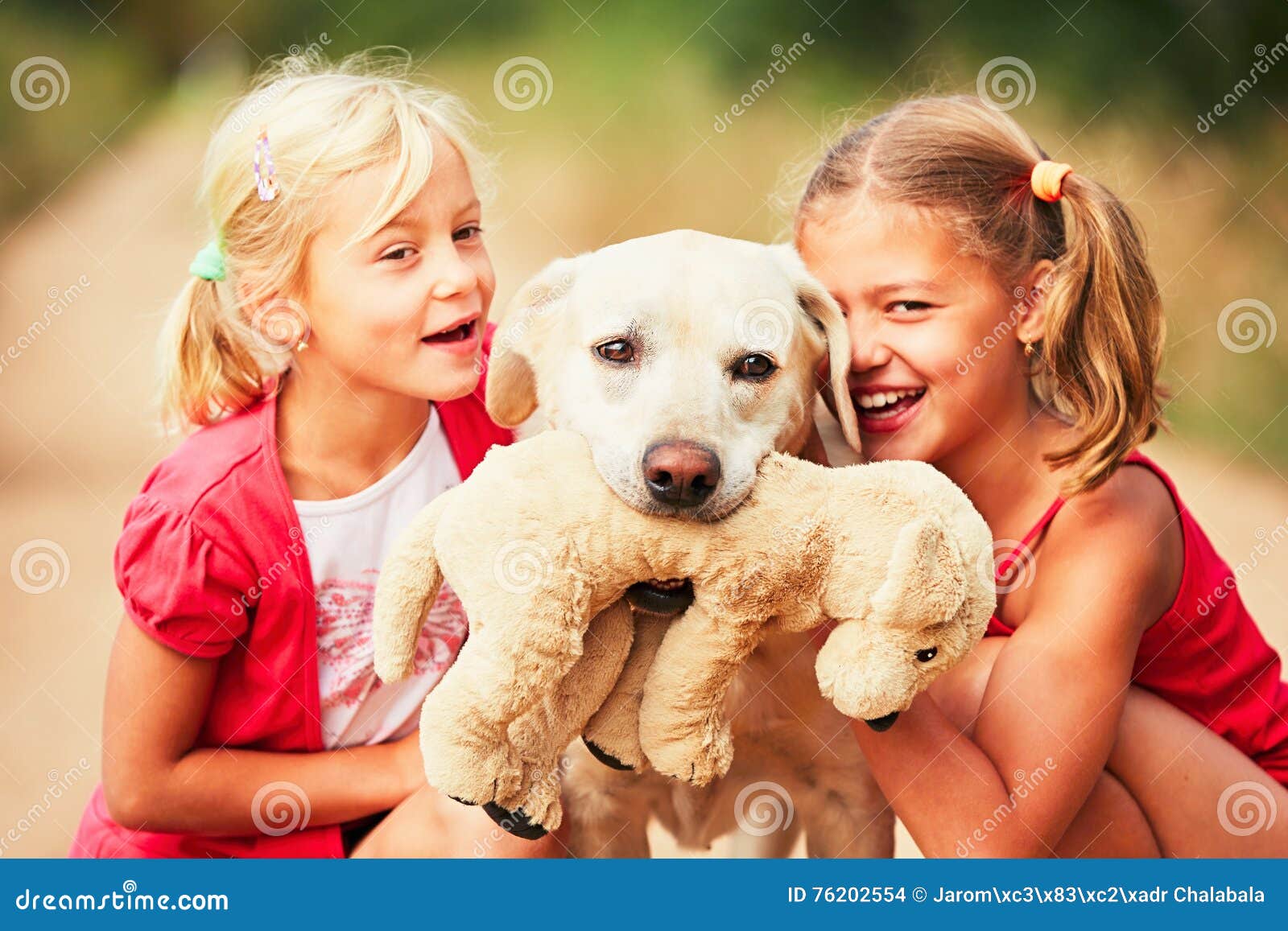 Girl two dog. Две девочки и собака. Две девочки радостные с собакой. Сестра собака. Две сестры с собакой.