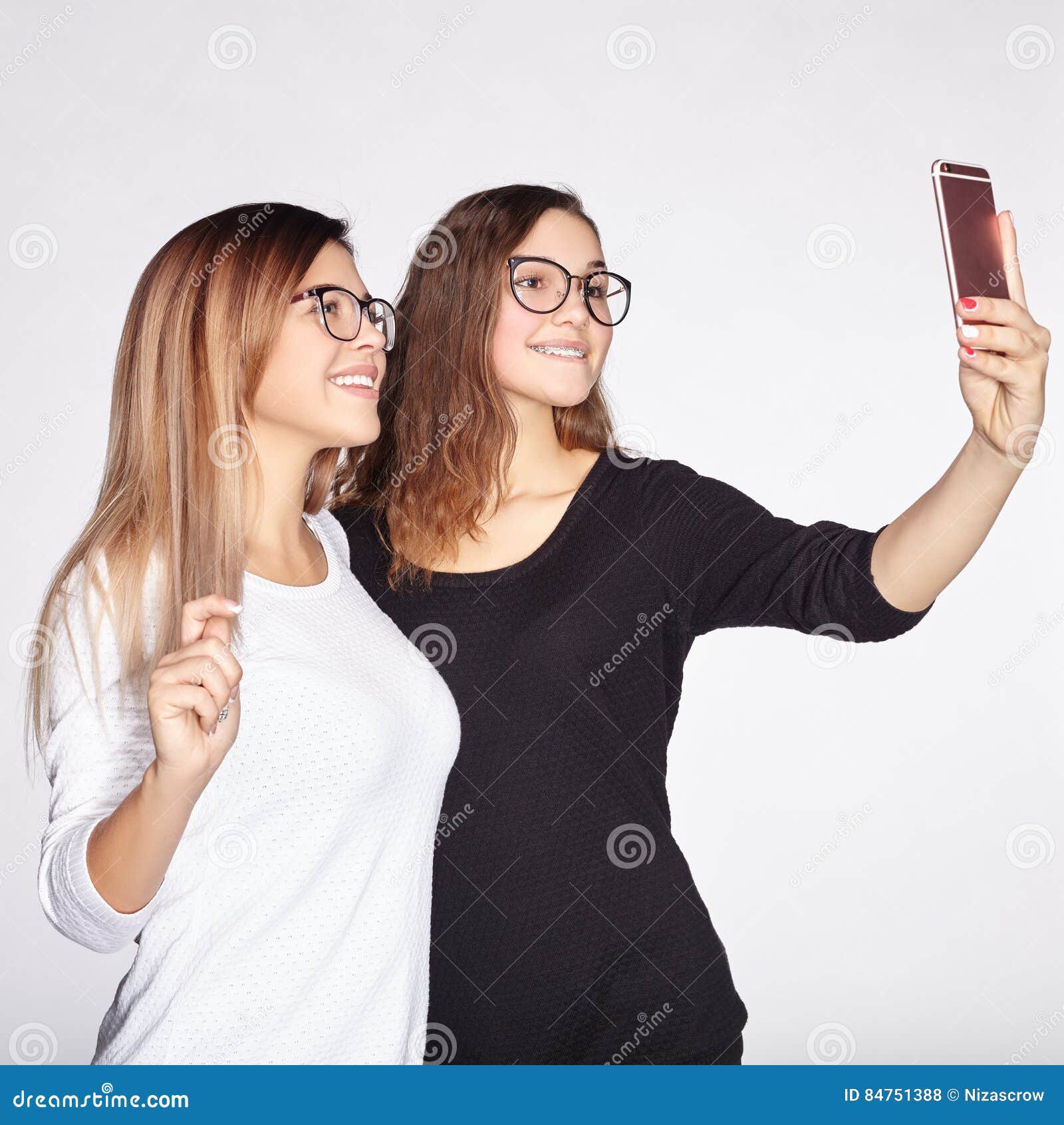 фото с телефона сестры 2 сестры с стеклами делают Selfie на телефоне Стоковое Фото - изображение  насчитывающей жизнерадостно, усмешка: 84751388