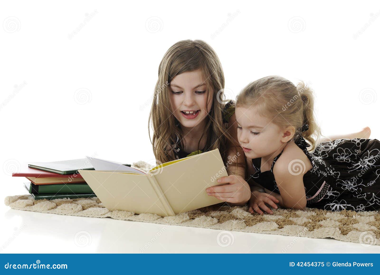 My sister to read books. Девочка читает книжку маленькой сестренке.. Мама студентка ребенок 5 лет. Ребенок рассказывает родителям Эстетика. Read a story to sister.