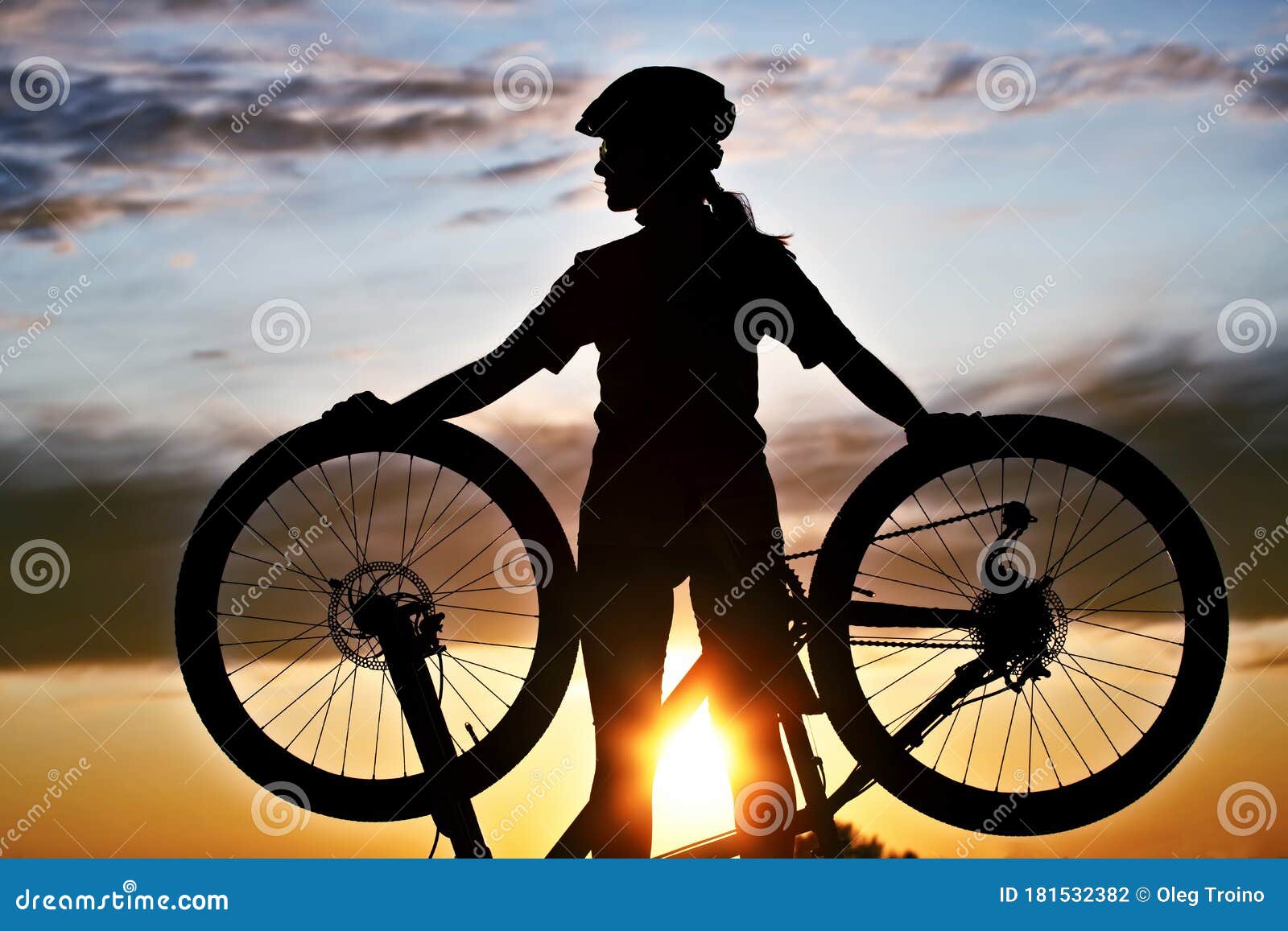 Девушки велосипедистки