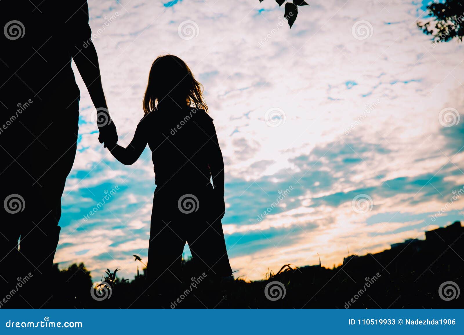 Рука отца и дочери. Девочка на руках отца. Папа держит дочь на руках. Отец с дочкой на руках.