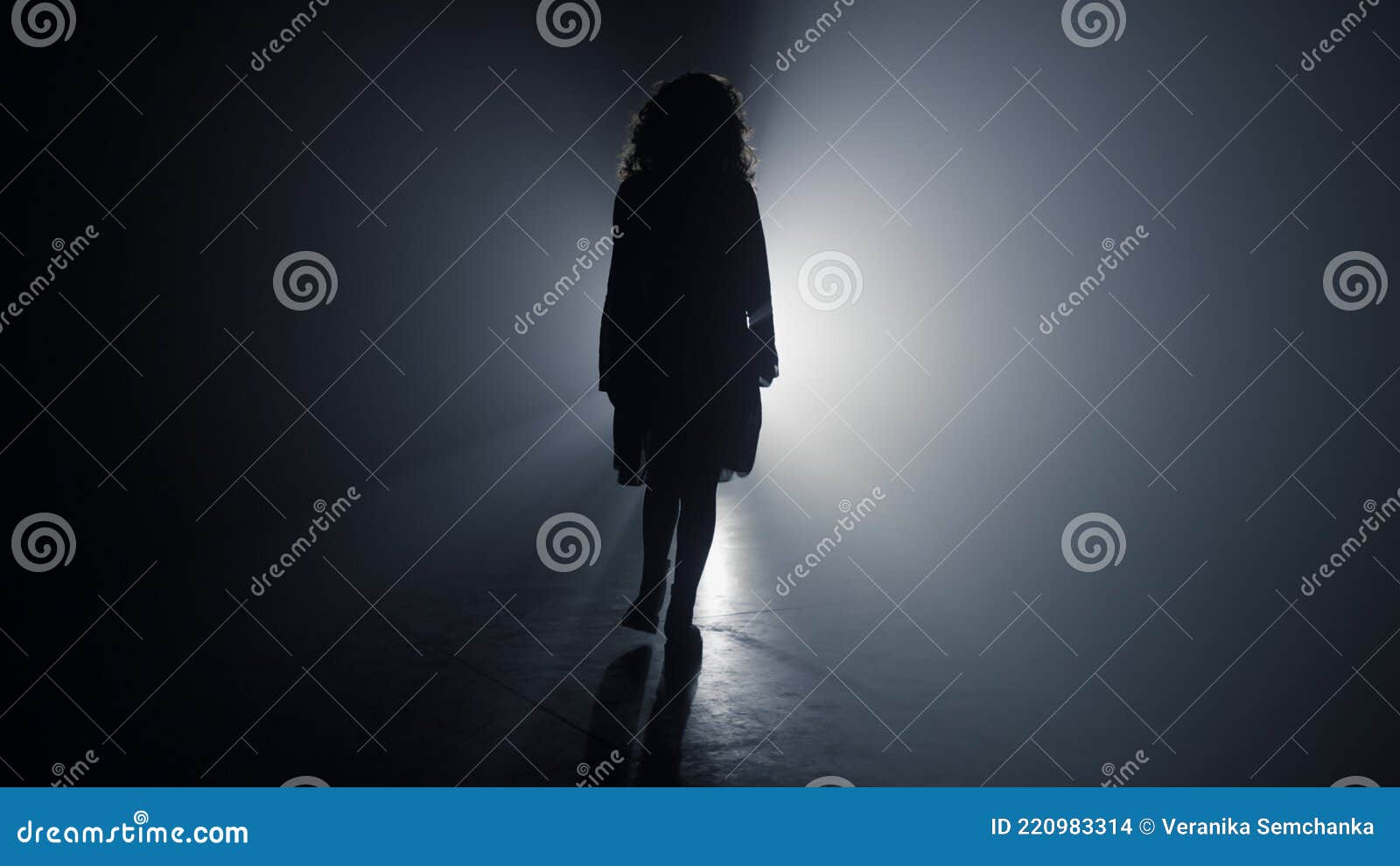 Силуэт девушки в темноте