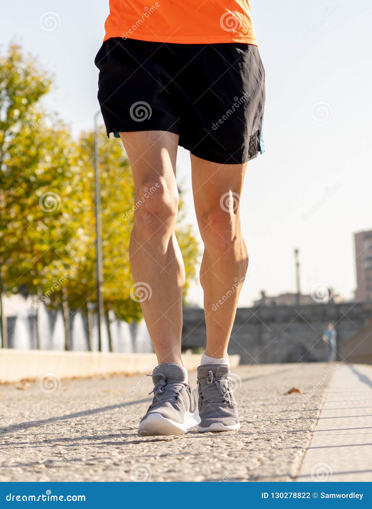 Молодые сильные ноги. Мощные ноги подростка. Мощные ноги у мужчин. Мужчина спорт ноги. Ноги бегуна вертикальная ориентация.
