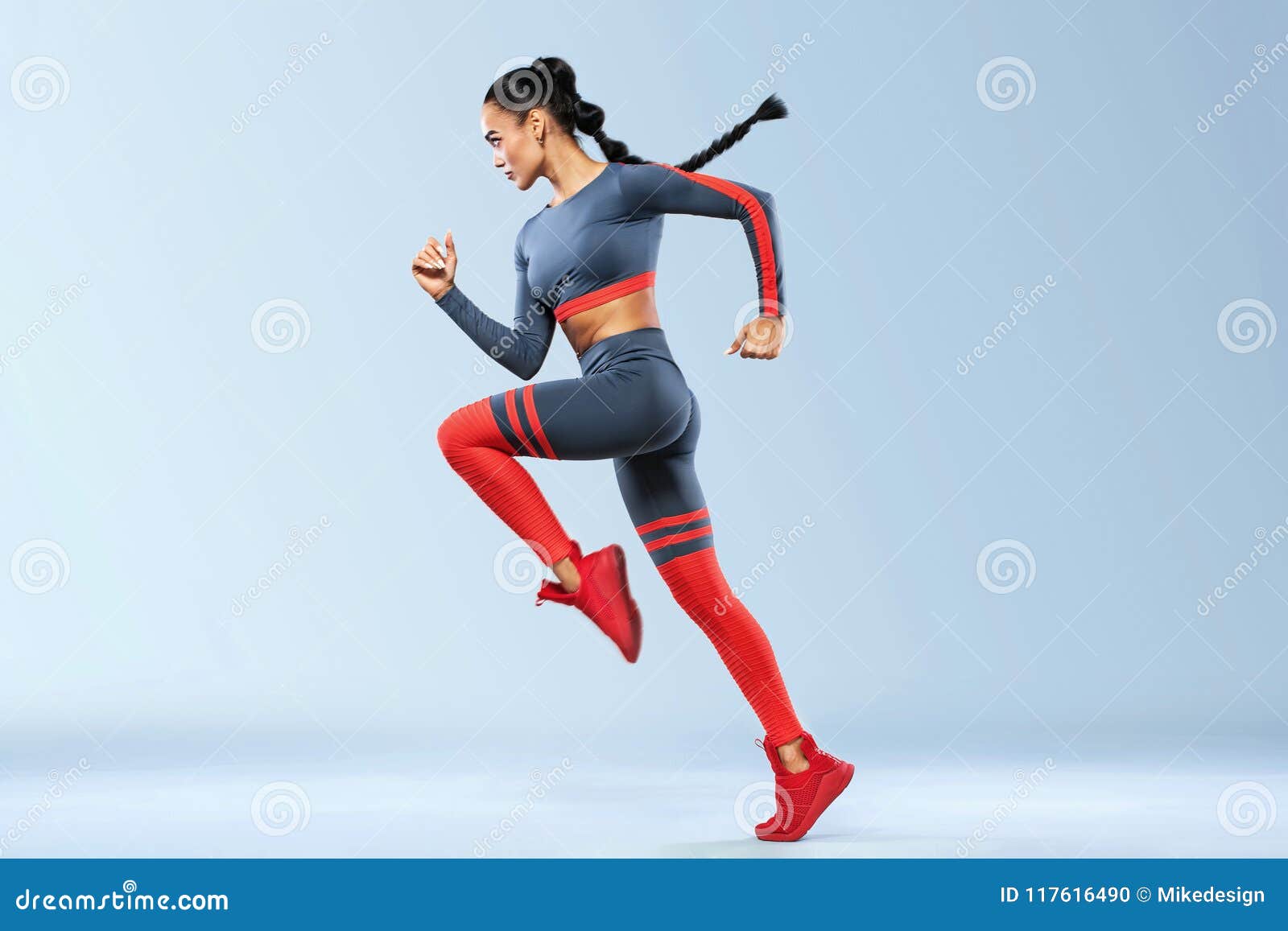 Сильный спринтер атлетических, женщин, бежать носить в мотивировке Sportswear, фитнеса и спорта Концепция бегуна с Стоковое Фото - изображение насчитывающей энергия, конкуренция: 117616490