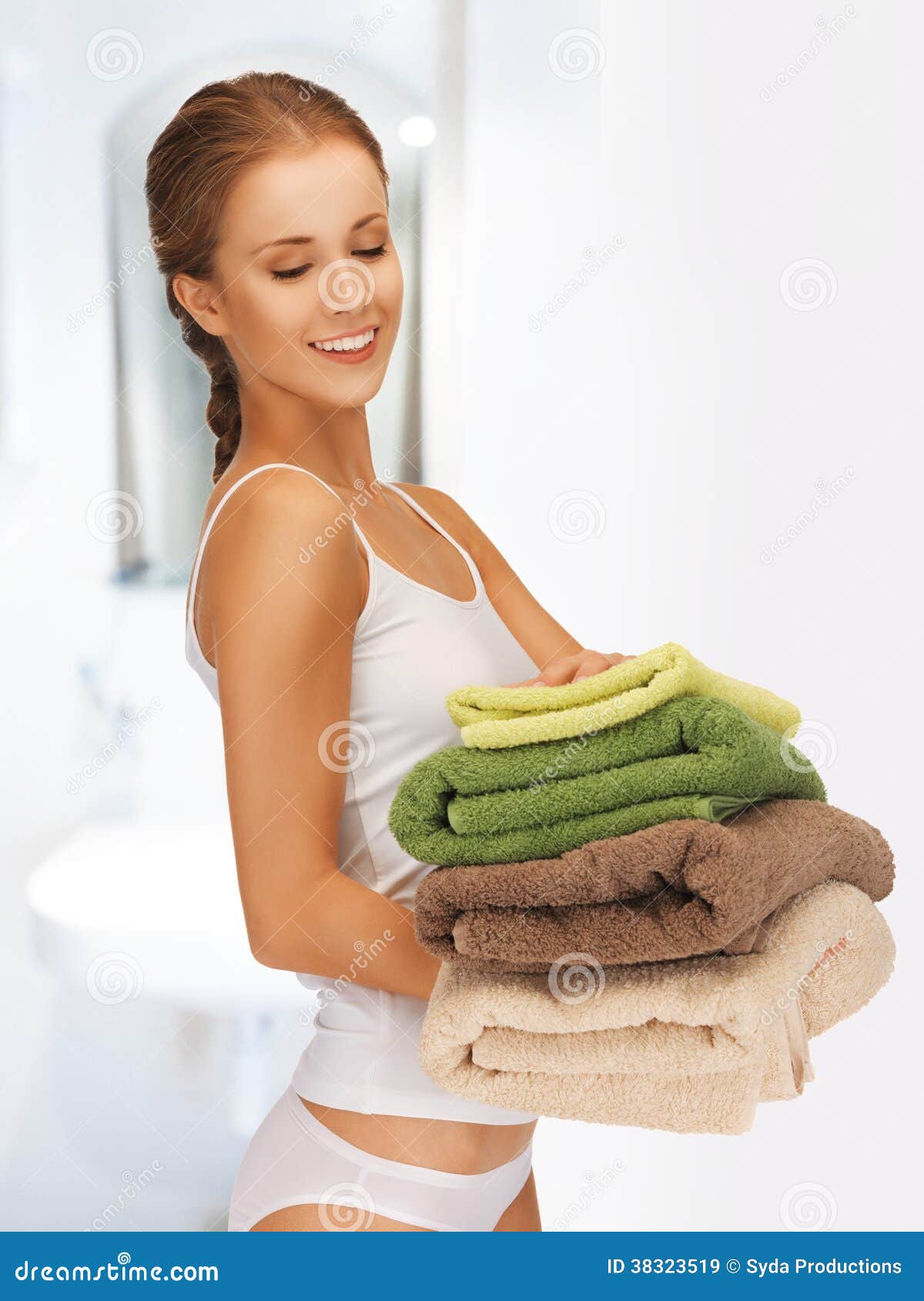 Попросила принести полотенце. Девушка в полотенце. Девушка с полотенцем в руках. Девушка держит в руках полотенце. Женщина со стопкой полотенец.