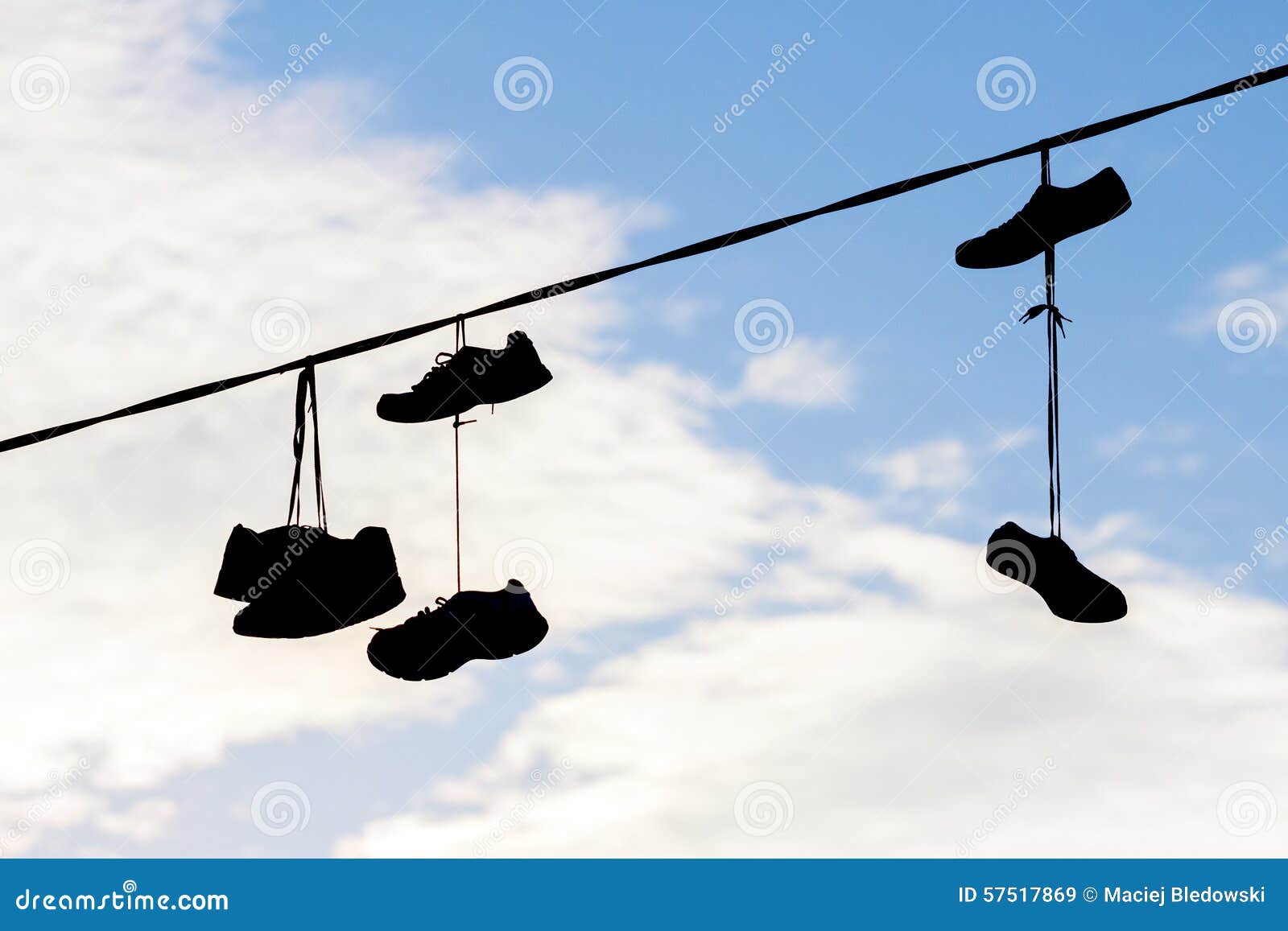 Висеть или весеть. Ботинки висят на проводах. Повешенный ботинок на провод. Обувь висит на проводах. Кроссовки висят на проводах.