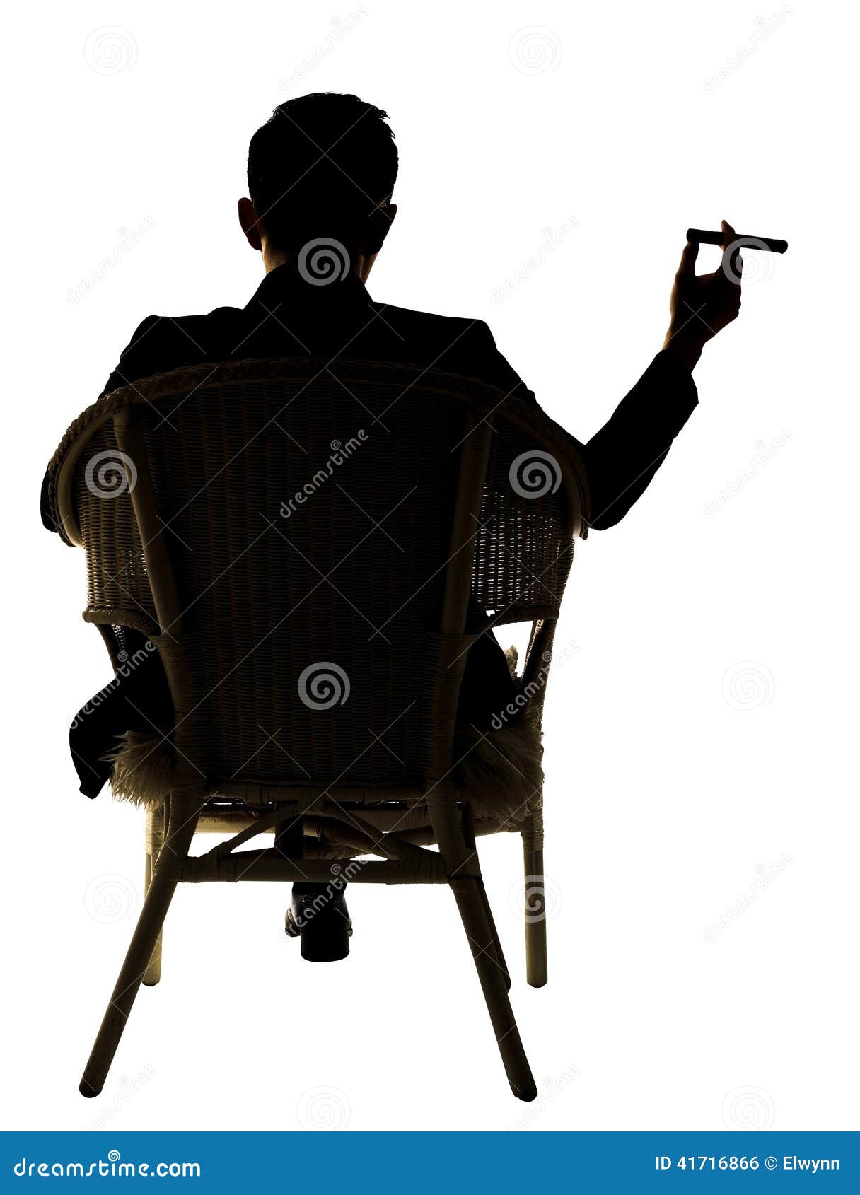 Сидит на огромном черном. Мужчина в кресле спиной. Человек на стуле спиной. Человек сидит в кресле. Мужчина сидит на стуле спиной.