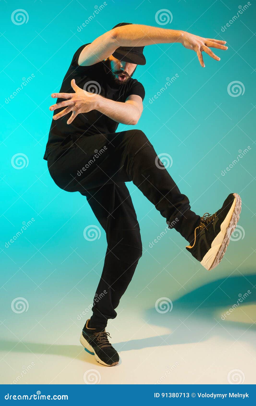 Танцор на белом фоне. Брейк данс на черном фоне. Руки в одного танцую. Брейк-денсер в худи. Руки в одного танцую.