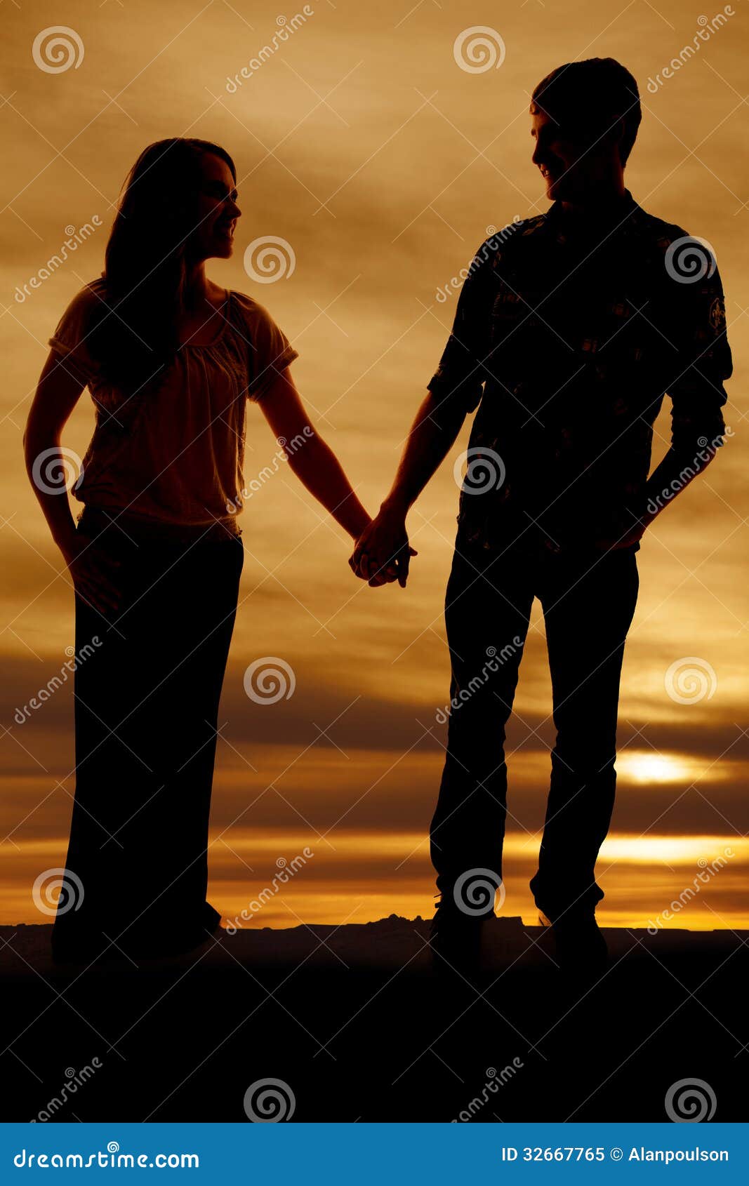 Девушка т мужа. Силуэт женщины и мужчины на коленях. Что двое людей держат в руках. Мужчина и женщина держатся за руки. Силуэт мужчины протягивающий руку женщине.