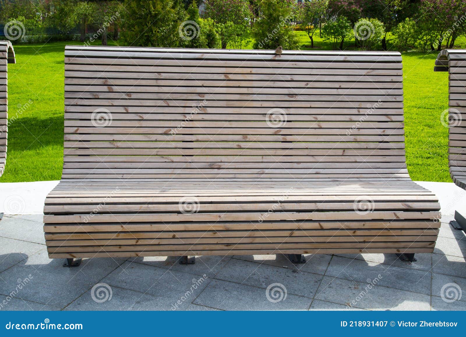 скамейка представляет собой деревянный диван желтого цвета из небольшихвертикальных досок на фоне яркой зелени Стоковое Изображение - изображениенасчитывающей самомоднейше, зелень: 218931407