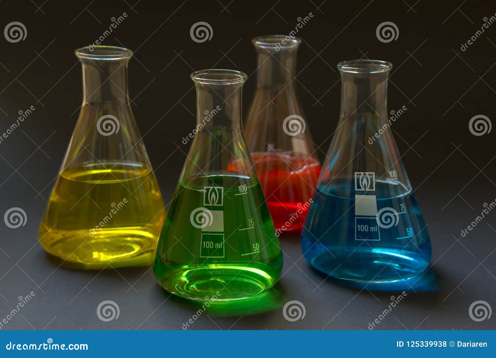 На столе стоят три склянки с водой. Колба с жидкостью. Колбы с разноцветными жидкостями. Колбочки с жидкостью. Колбы с разной жидкостью.