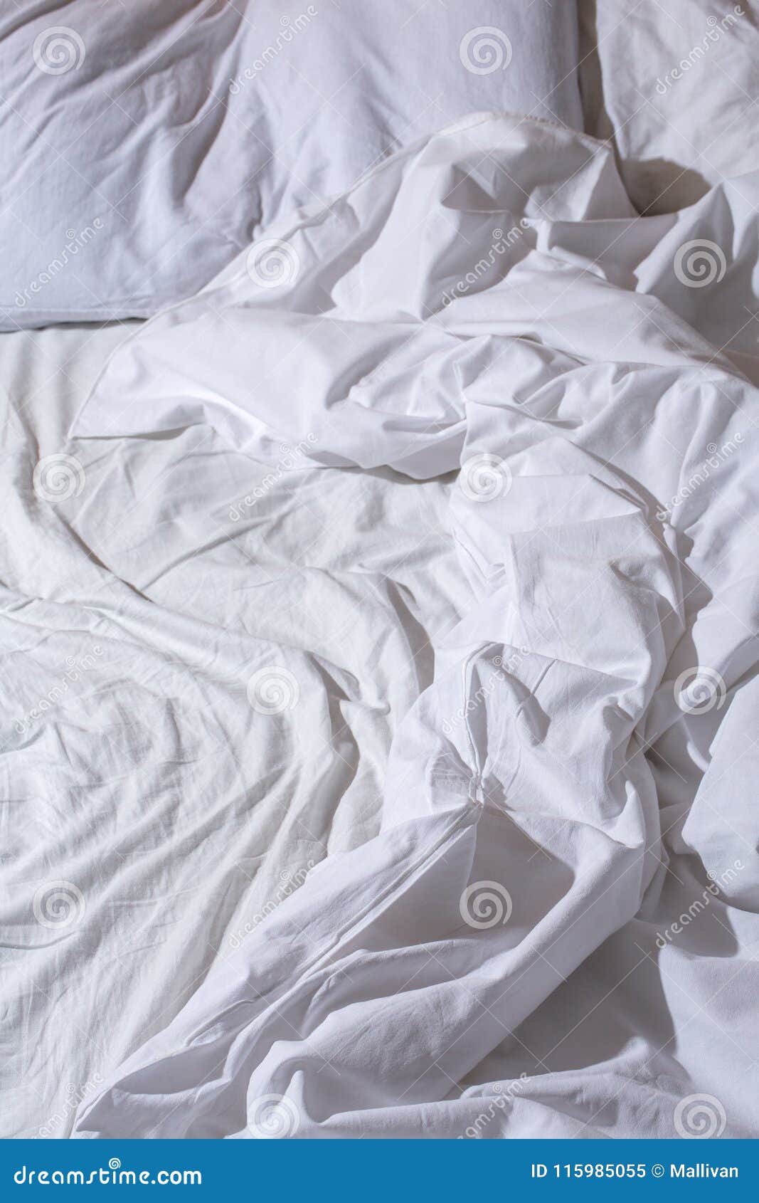 Мятая кровать. Мятая кровать сверху. Белое одеяло на кровати скомканное. Помятое одеяло. До скрытых встреч на мятых простынях