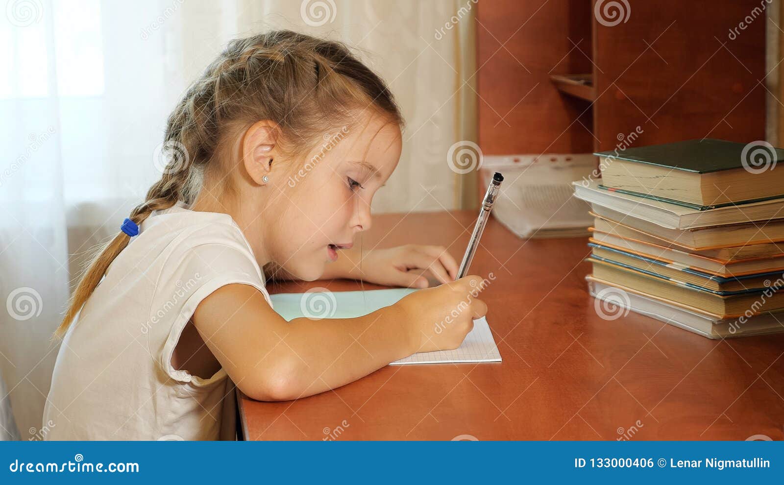 Маленькая девочка делает уроки. Девушка делает домашнее задание. Девочка делает домашнюю работу. Домашнее задание девочка. Девочка делает домашнее задание.