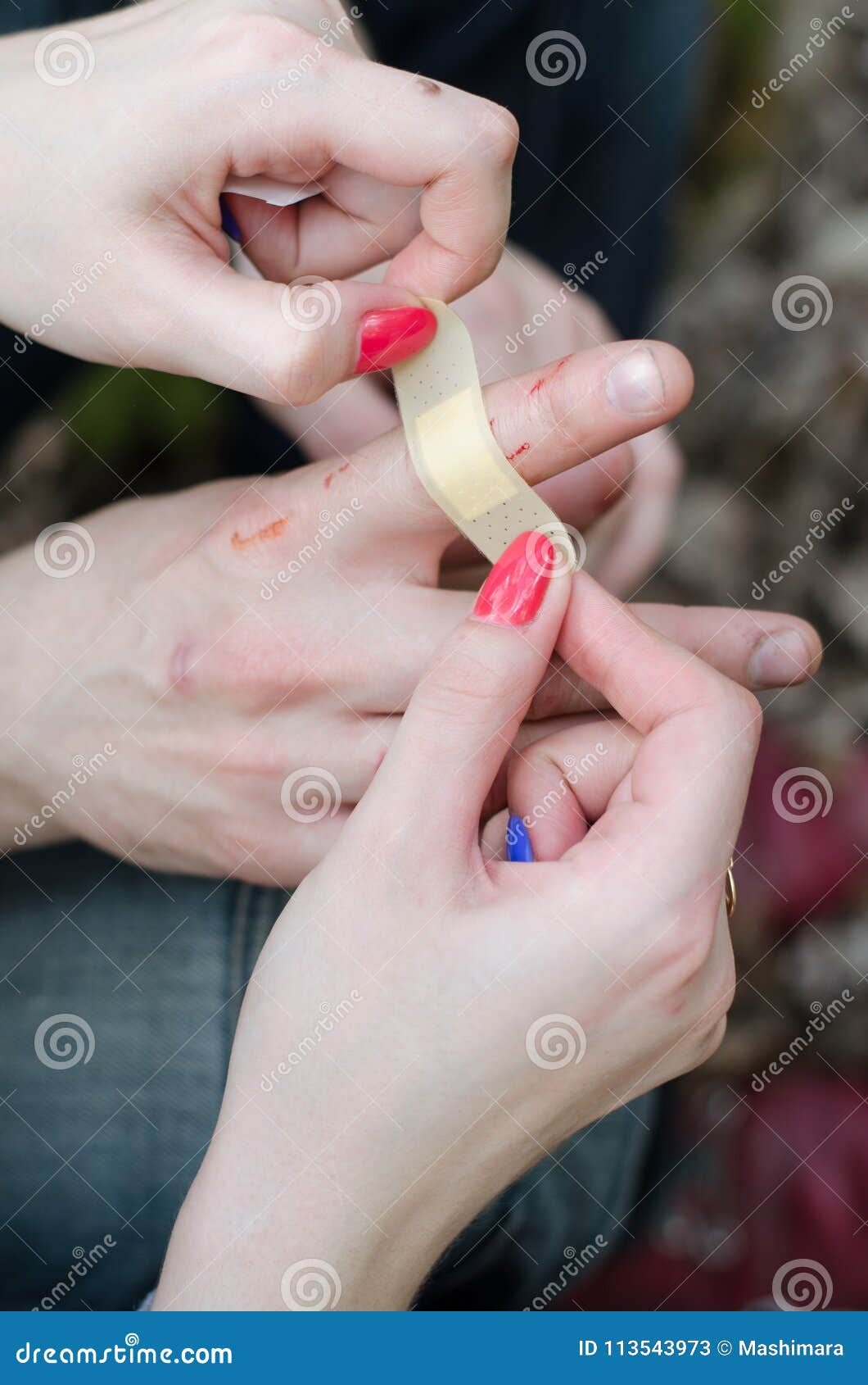 Поранить большой палец. Поранить большой палец. Стикер большой палец. Бинт на указательный палец. Поранить большой палец.