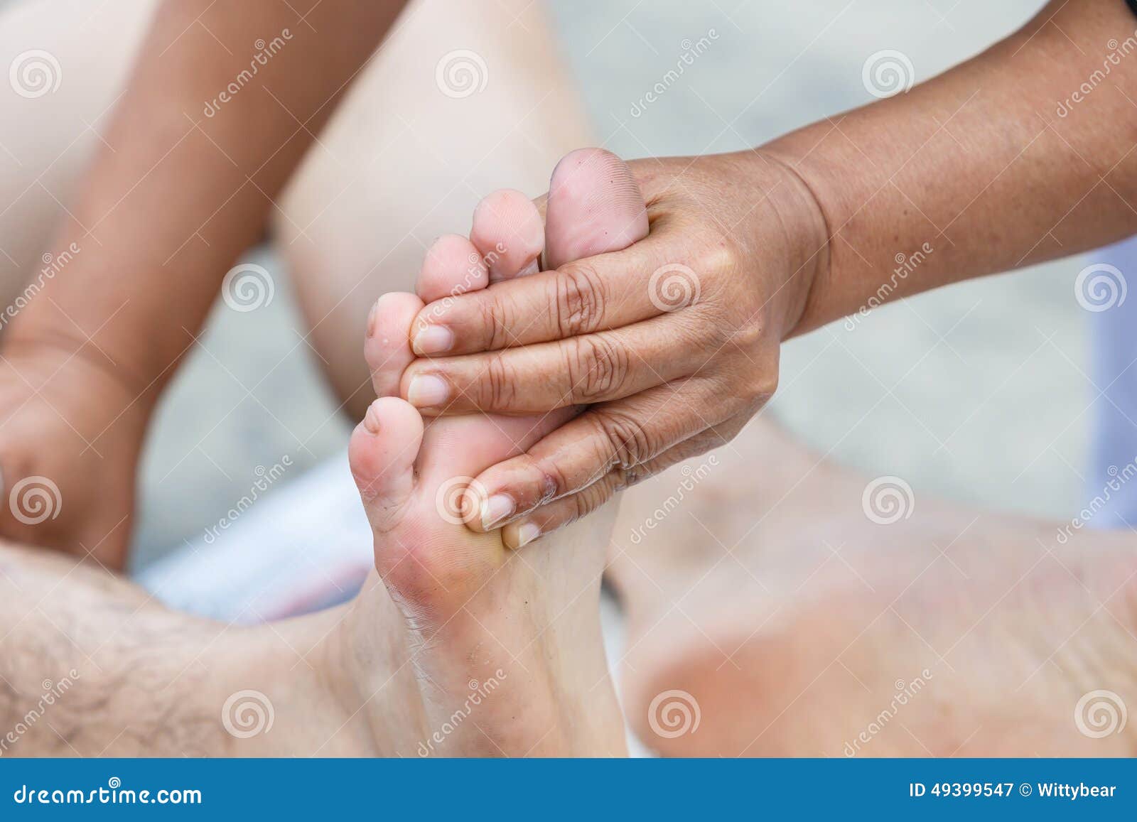 Руки и ноги коликами. Person has foot Cramp photo. Ушиб руки фото девушки.