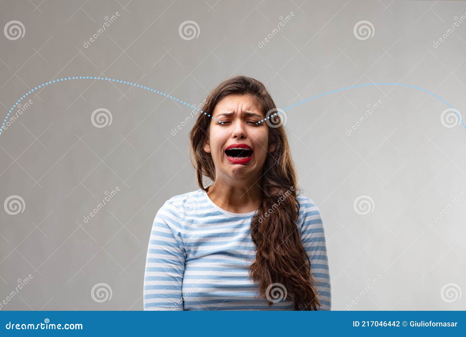 Слезы отчаяния. Плачущая женщина. Ребенок цепляется за ногу. Девушка плачет в углу. Девушка плачет в углу.