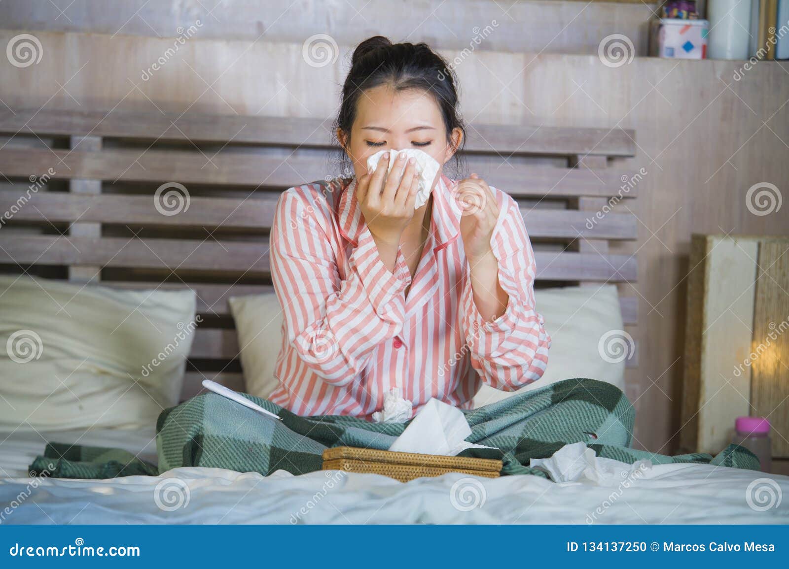 Отшельнику больному страдающему. Фото больного в пижаме. Пижама больная прикол. Как сморкаются корейцы. Asian is Cold.