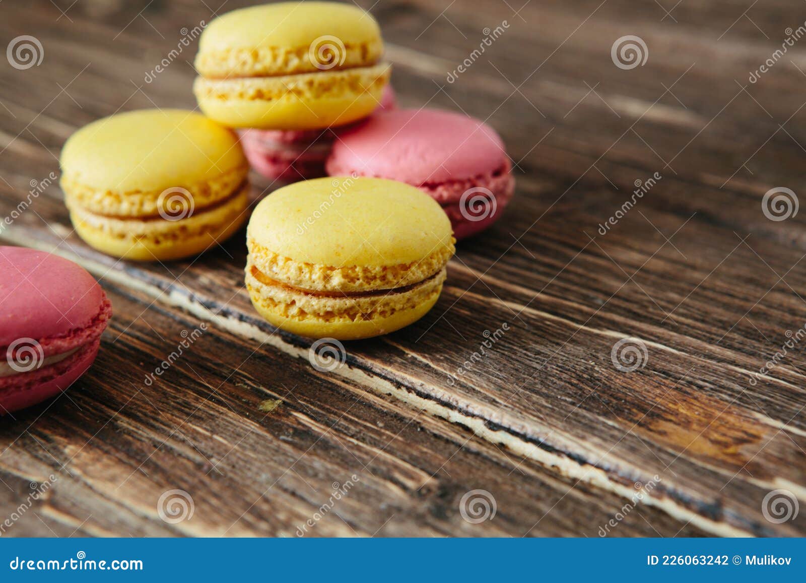 сладкий разноцветный французский десерт с печеньем макарон на коричневом  деревянном столе Стоковое Фото - изображение насчитывающей предметы,  шоколад: 226063242