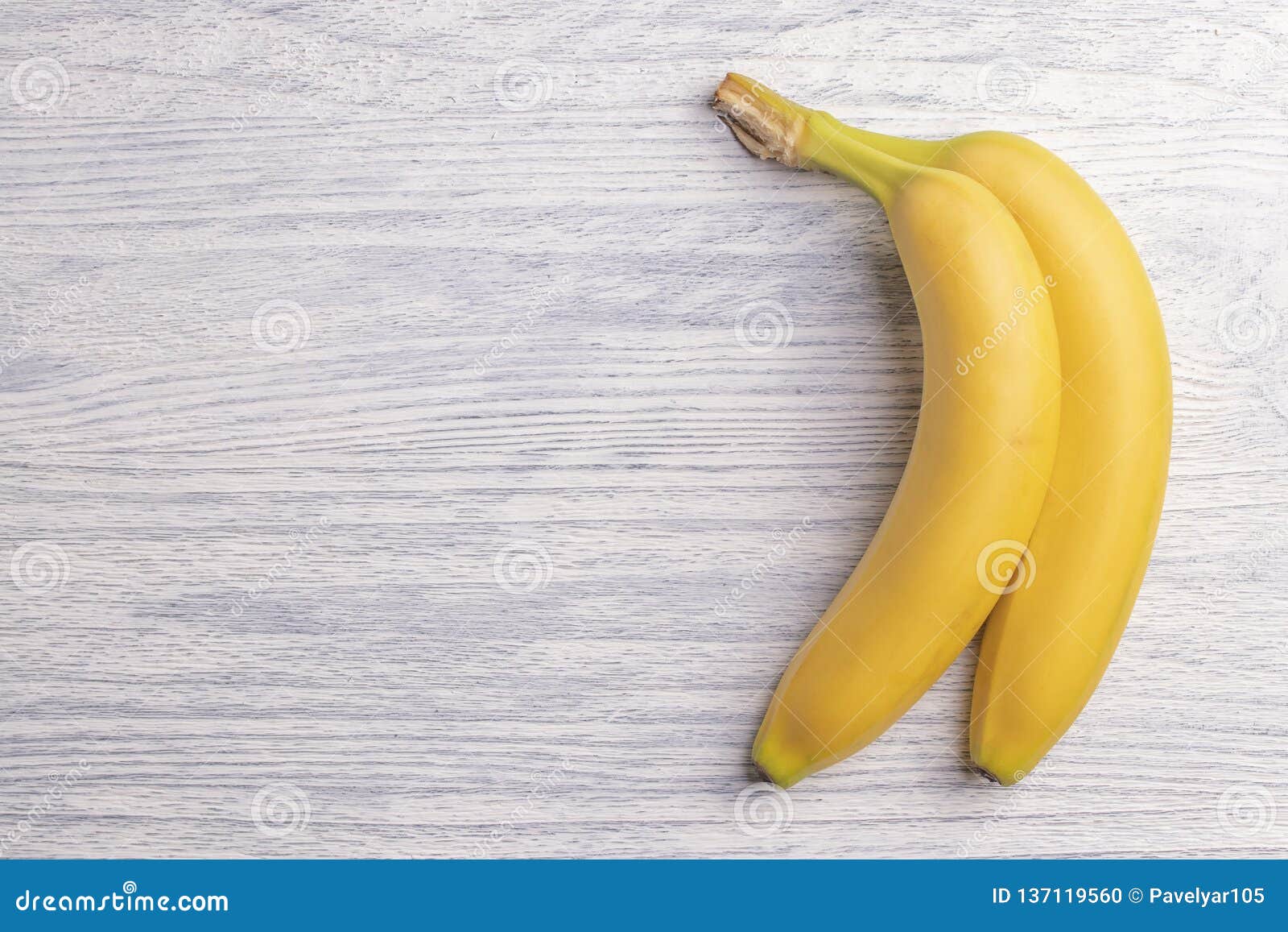 Свит банана. Банан на столе. Бананы на деревянном столе. Банан лежит на столе. Два банана на столе.