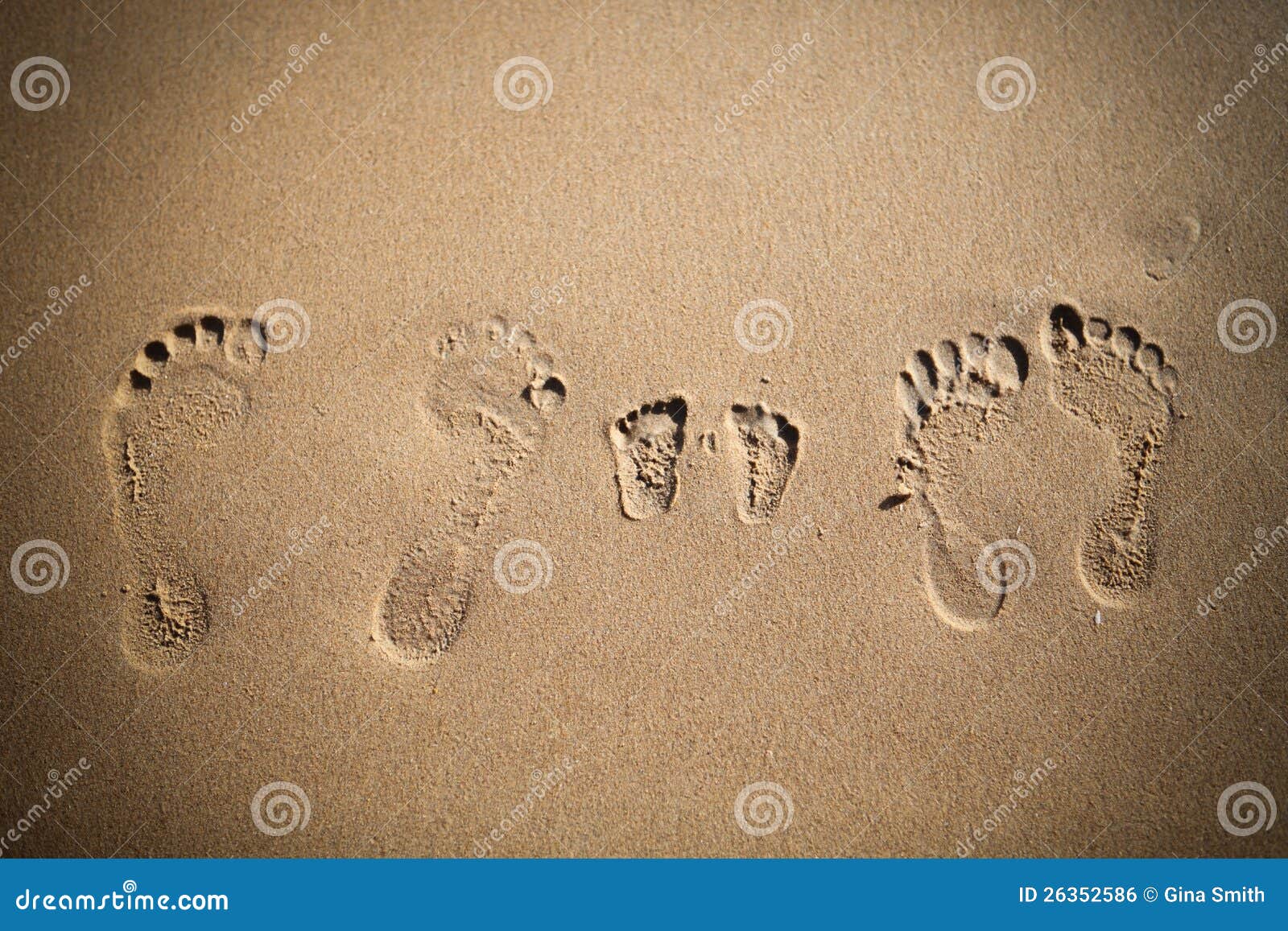 Текст следы на песке. Следы на песке. Отпечаток ноги. Отпечаток стопы на песке. Следы ребенка на песке.