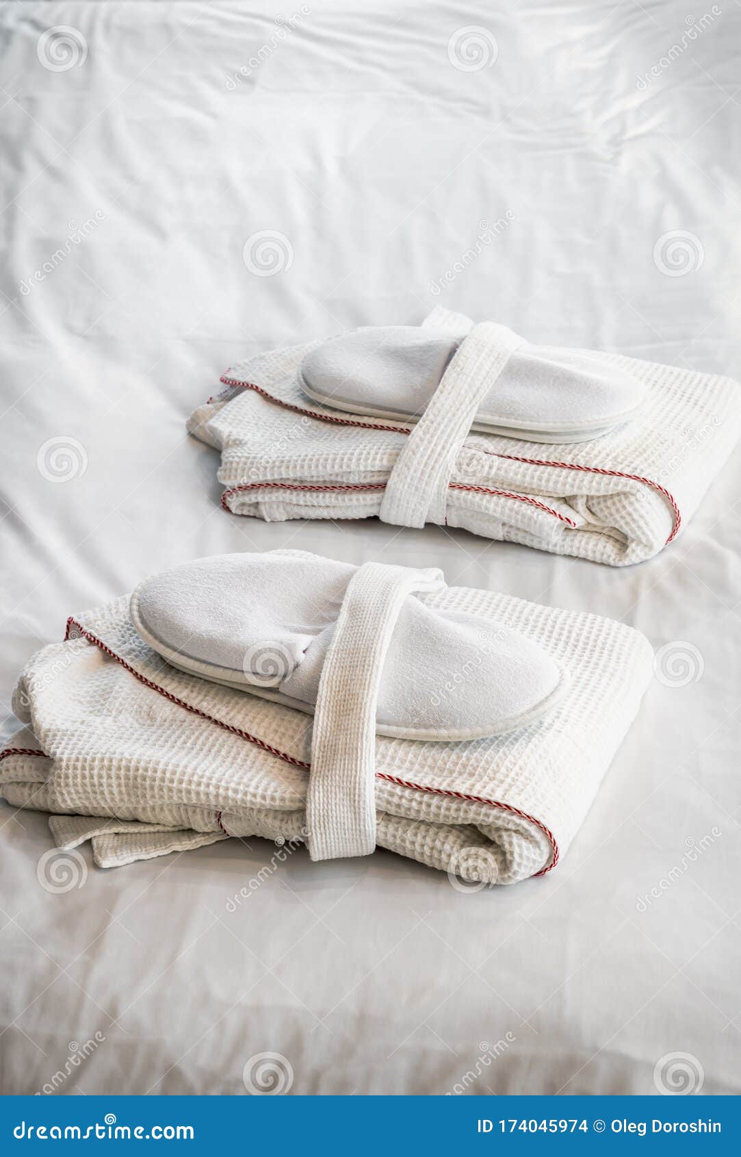 Сложенные халаты и тапочки на кровати Стоковое Фото - изображение  насчитывающей тапочка, элегантность: 174045974