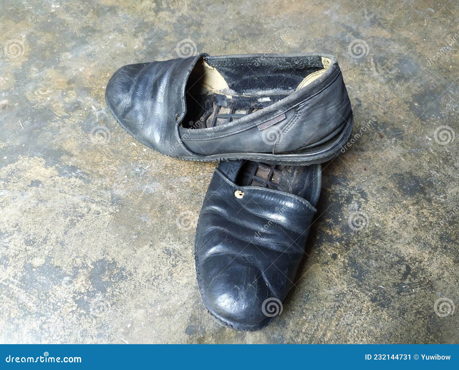 сломанные старые кожаные туфли, изолированные на цементном полу СтоковоеИзображение - изображение насчитывающей черный, гранж: 232144731