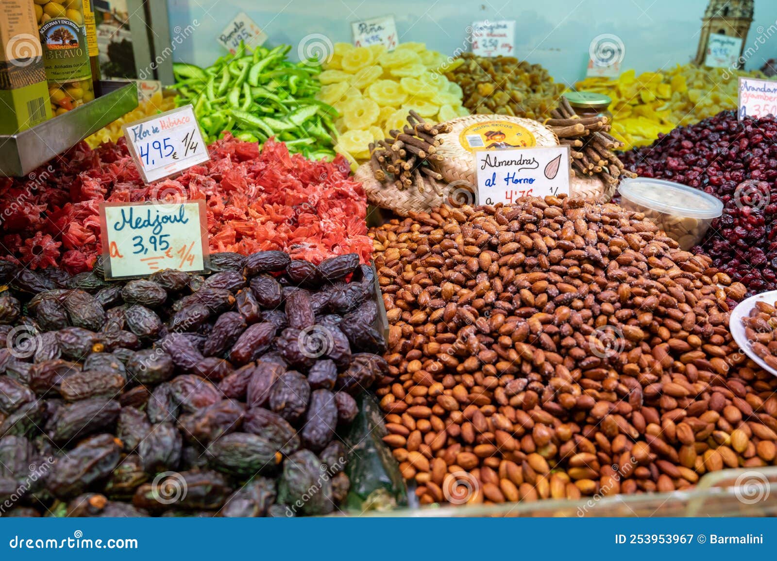 смешанные сушеные сладкие экзотические фрукты и орехи на рынке испанских  фермеров Стоковое Изображение - изображение насчитывающей различно,  виноградина: 253953967