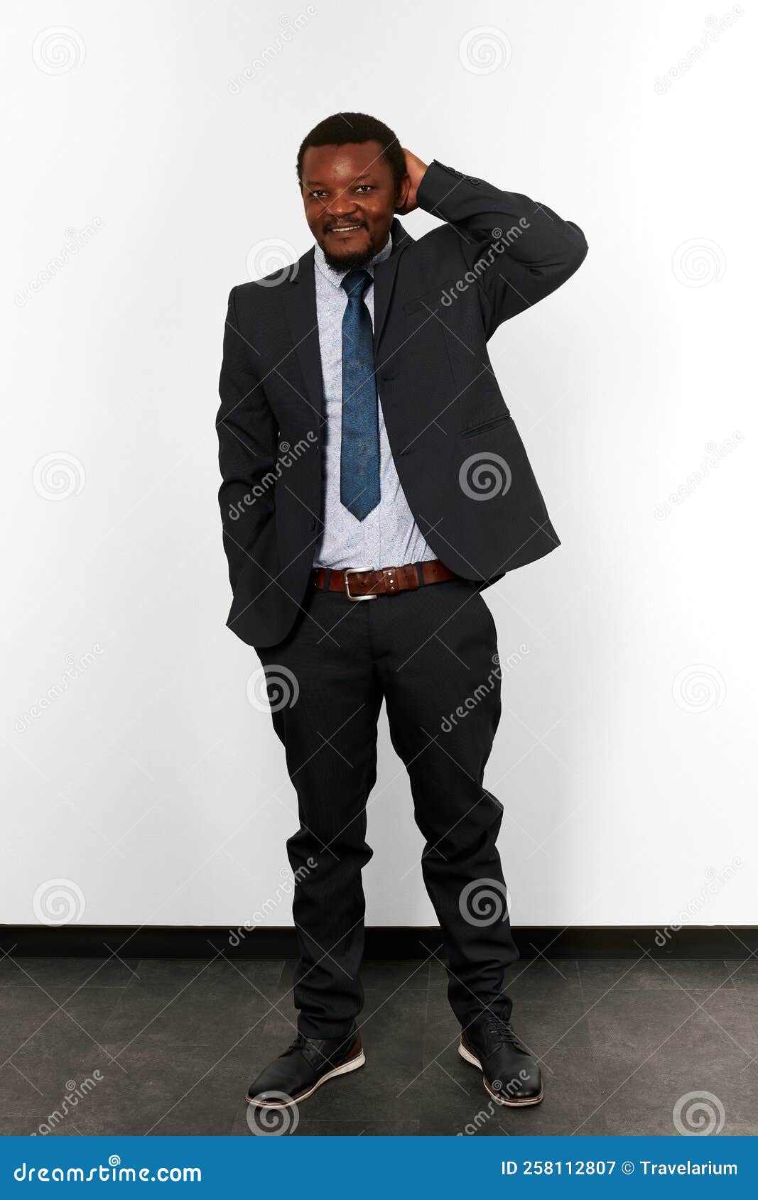 смешанный улыбающийся американец-американец черный в деловом костюме полный размер портрет белый фон Стоковое Изображение - изображение насчитывающей администрации, соучастник: 258112807