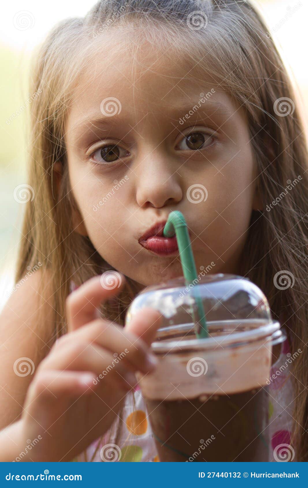 маленькая девочка пьет сперму фото 36