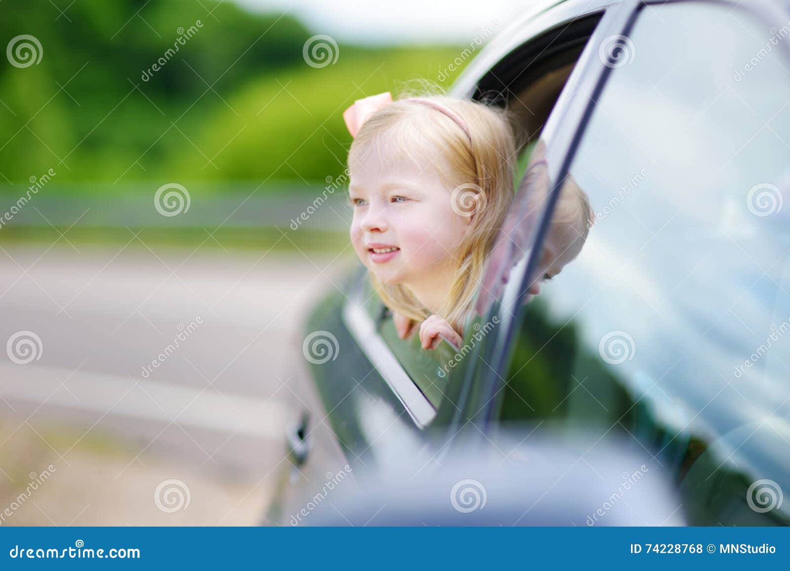 Ребенок выглядывает в окно машины. Окно машины. Ребенок смотрит из окна машины. Ребенок в окне машины. Выглядывает из окна машины.