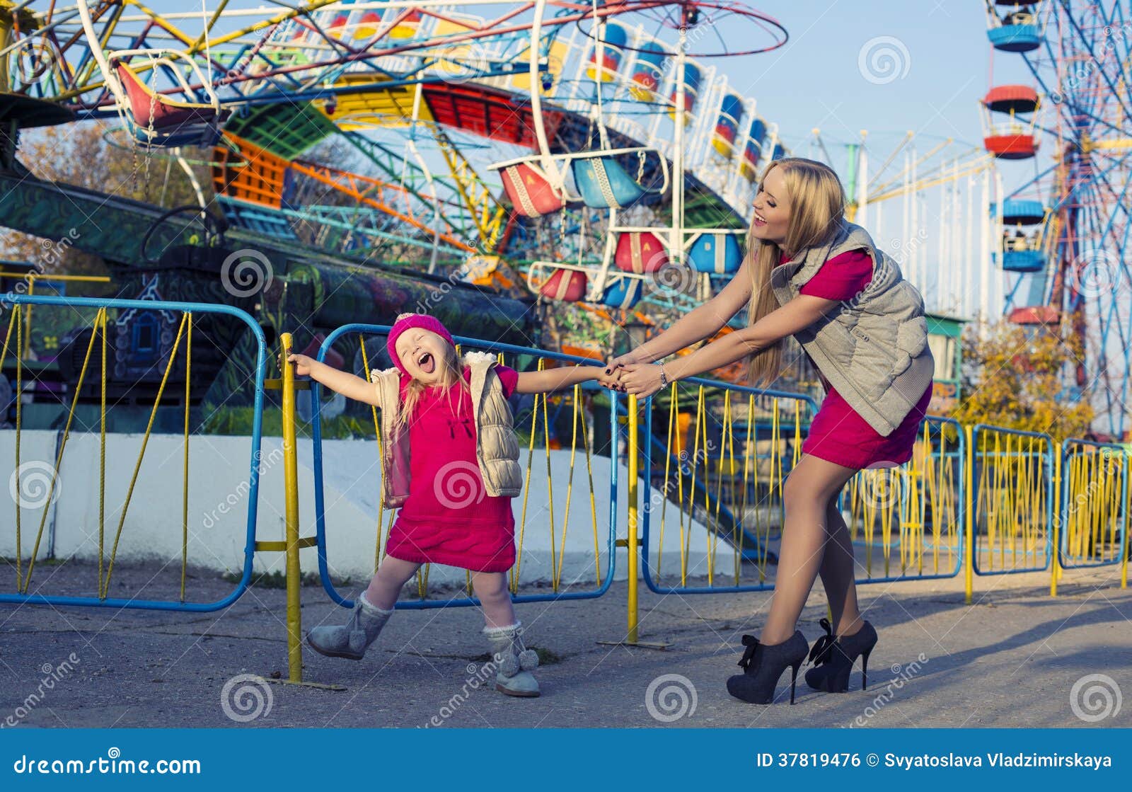 Девочка развлекает. Женщина с детьми в парке развлечений. Маленькая девочка развлекается в парке. Развлечение с мамой. Две подруги на аттракционах.