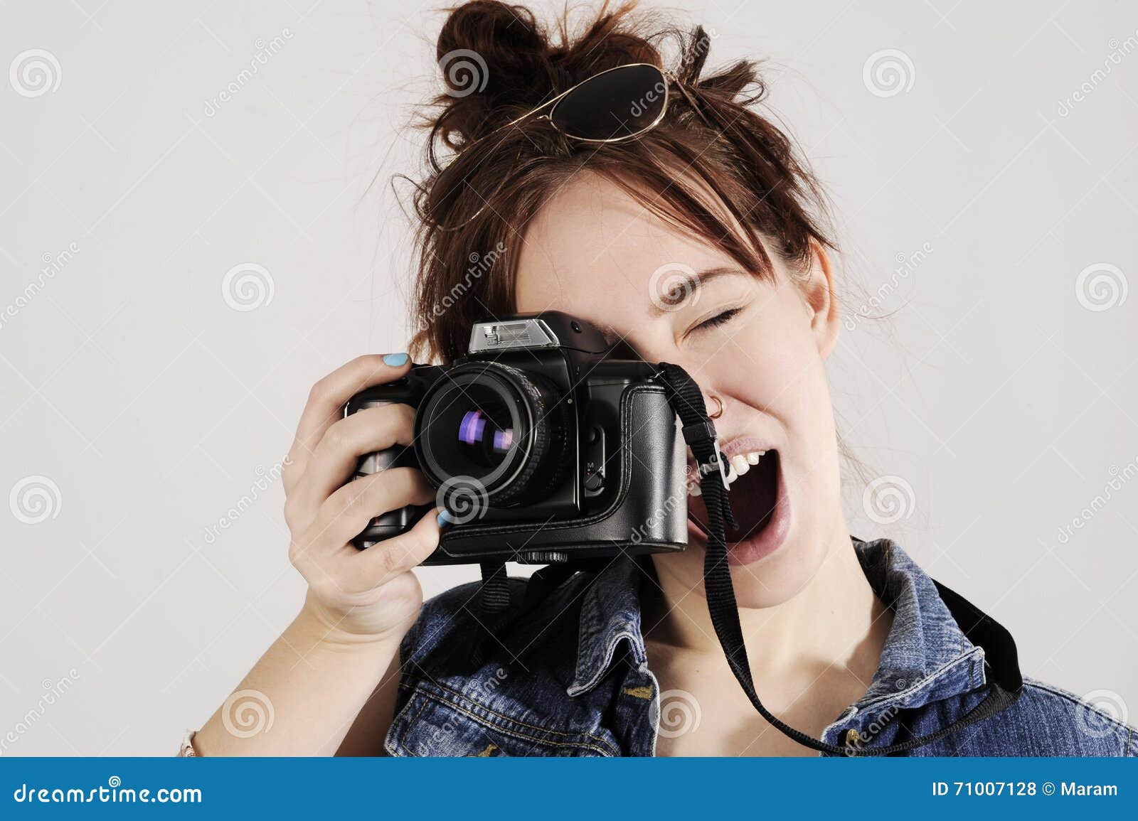 Смешная Маленькая Девочка С Камерой Фото С Entusiasm На Ее Стороне.