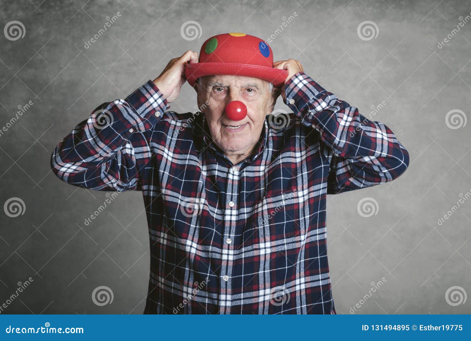 Дедушка клоун. Смешной дед. УГАРНЫЙ дед в очках и шляпе. Смешной дед удивленный. Дед с фотостоков.