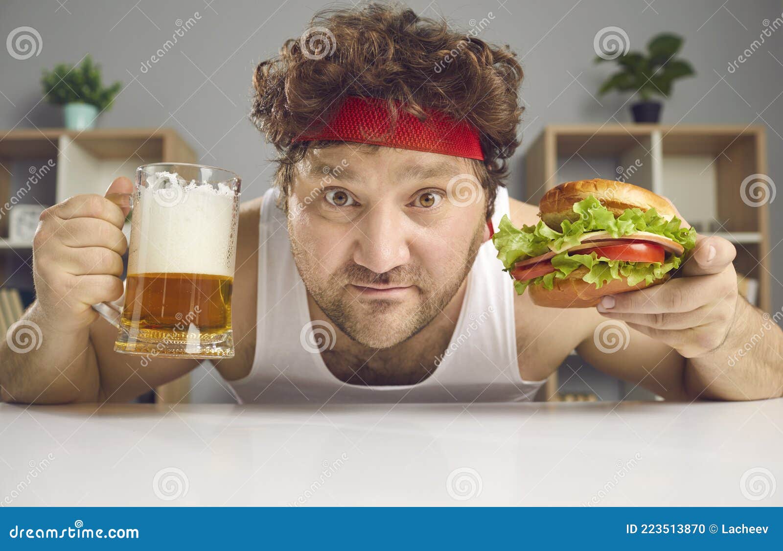 смешной толстяк в спортивной одежде с пивной кружкой и портретом гамбургераСтоковое Фото - изображение насчитывающей бургер, жуков: 223513870