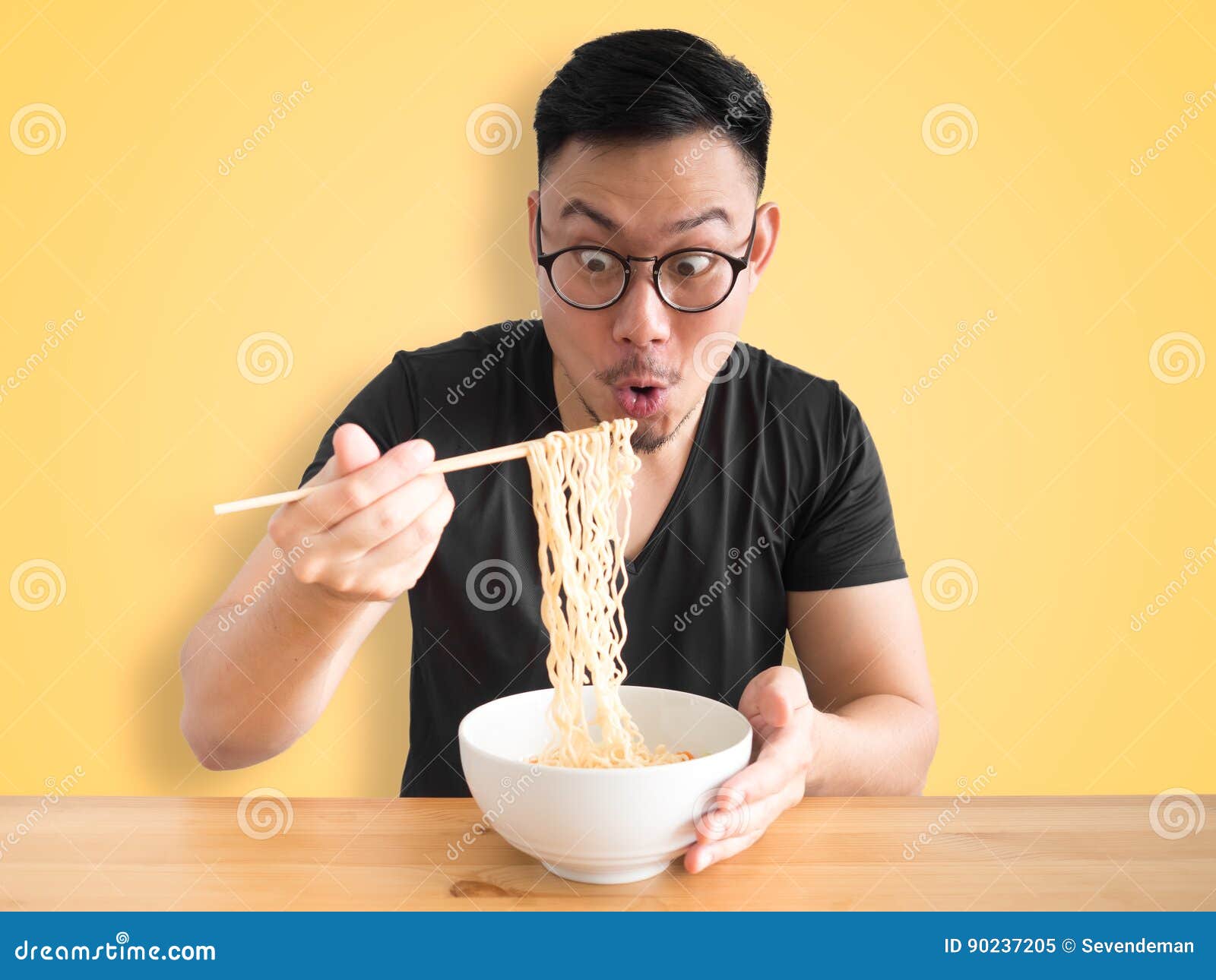 Stop eating junk food. азиатка с тортом. Eatting или eating. правила по английскому языку как писать eat или eats. девушки с тортом азиатка.