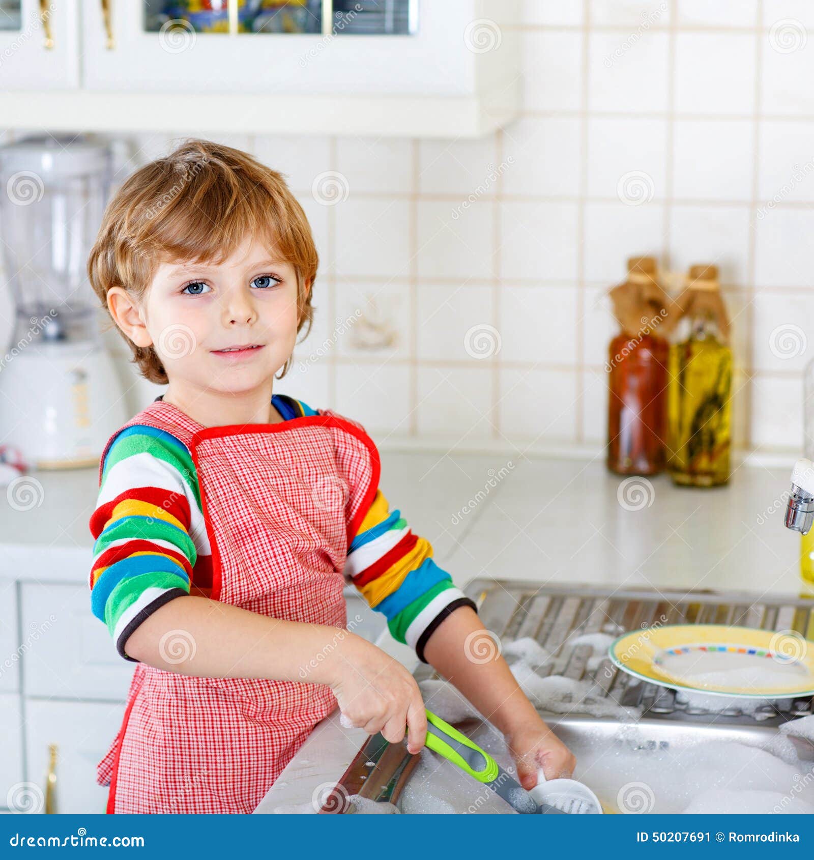 Мальчик моет посуду. Ребенок помогает по дому. Детская посуда мытье. Мальчик моет посуду иллюстрация. Ребенок помогает маме по дому.