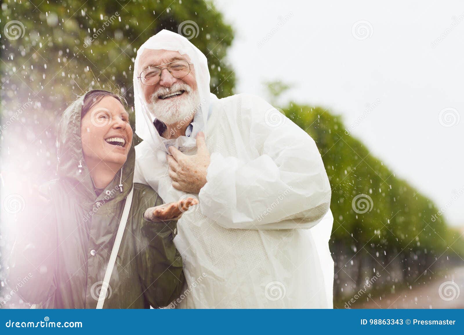 Пожилой смех. Пожилые люди смеются. Смеющийся старик фото. Пожилые люди смеются картинки. Человек под дождем счастливый пожилой.