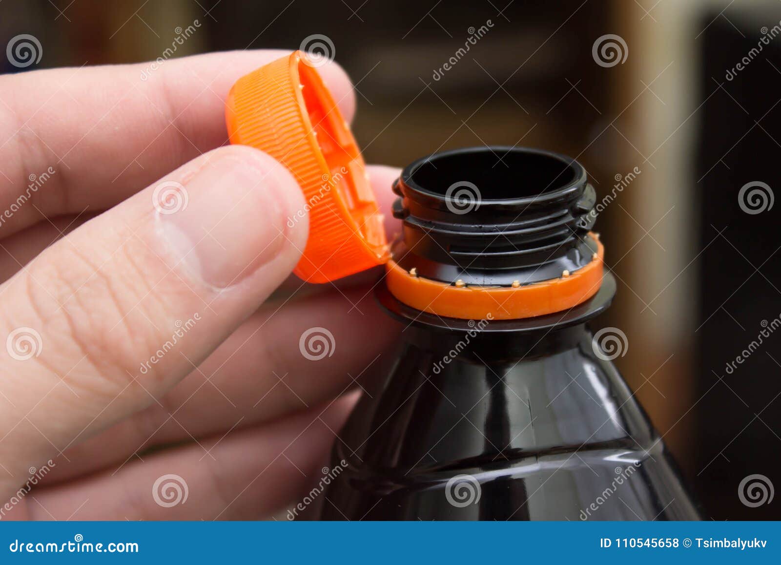 Плотно закрыт крышкой при. Откручивание крышки с бутылки. Пластиковая бутылка с открываемой крышкой. Пластмассовая бутылка с открывающейся колпачком. Крышка от баклажки.